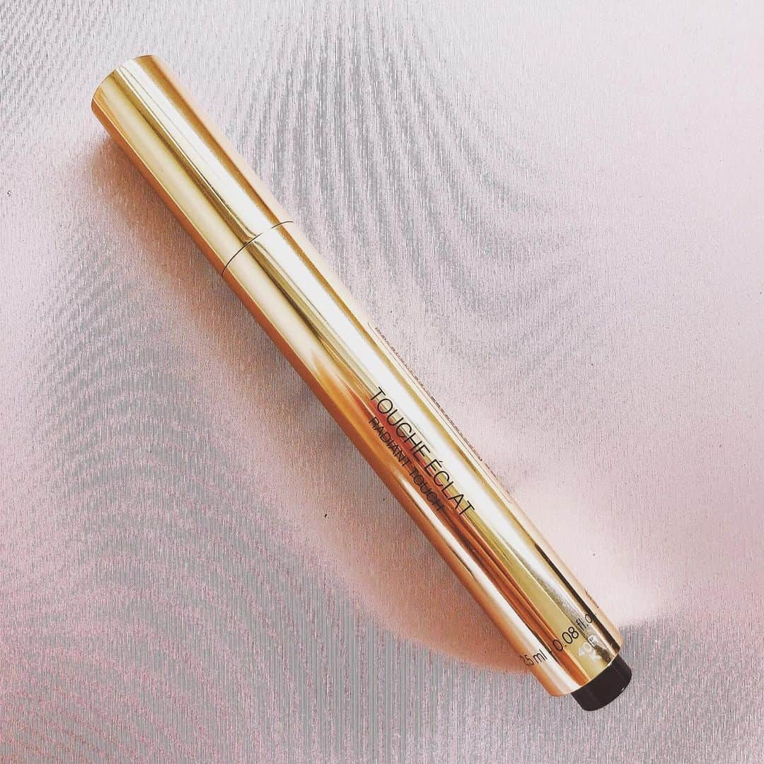 25ans Beautyさんのインスタグラム写真 - (25ans BeautyInstagram)「魔法のペン♡と言われる #イヴサンローラン の #touceeclat  コンシーラーにも ハイライトにも 保湿にも お直し代わりにも  これ一本とリップが ポーチに入っていればOK💕  @tomatsu_precious.lady  #ysl  #コンシーラー #ハイライト #メイク直し #大人女子 #パーソナルカラーウィンター #魔法のペン #おすすめコスメ#ポーチの中身 #キャリアマナーリスト #戸松晃子」8月15日 14時10分 - 25ans_beauty