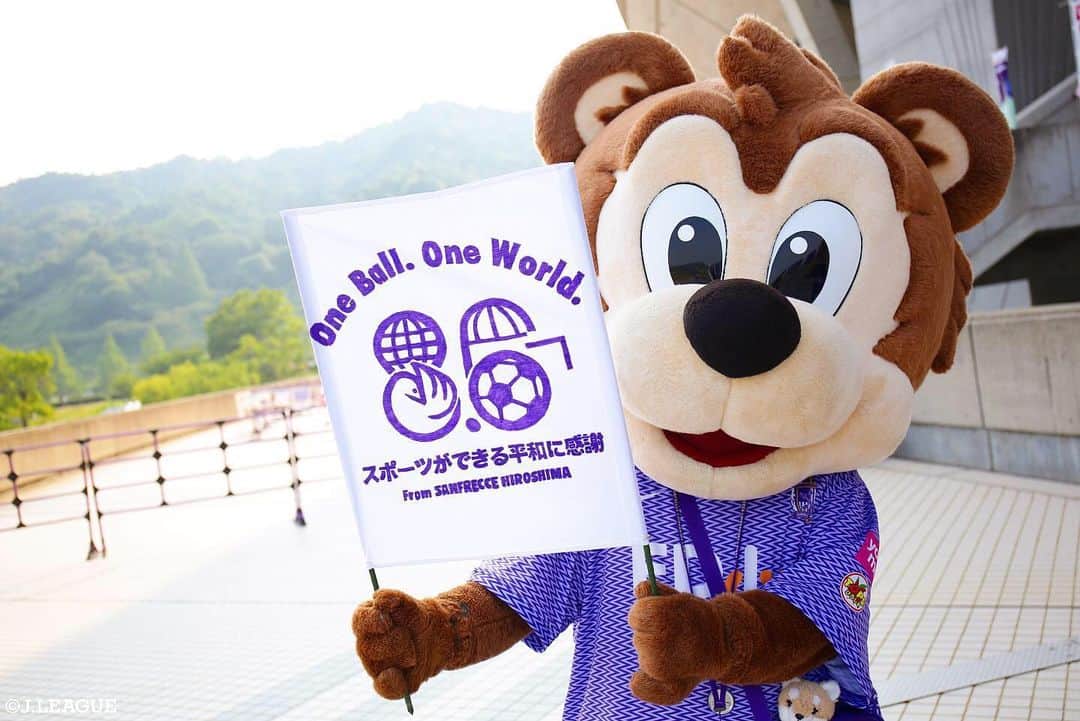 のインスタグラム：「.﻿ 🕊🐻💜 ﻿ ﻿ #Ｊリーグ﻿ #jleague﻿ ﻿ #サンフレッチェ広島﻿ #sanfreccehiroshima  #sanfrecce  #hiroshima  #広島 ﻿ #サンチェ  #Ｊマスコット #マスコット﻿ #平和 #0815 #peace  #ゲーフラ #ゲーフラ部  #soccer #サッカー #football ﻿ #🕊 #🐻 #💜」