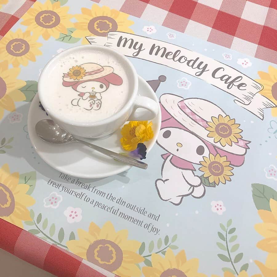 佐藤すみれさんのインスタグラム写真 - (佐藤すみれInstagram)「. . Strawberry cafe & dining ❤︎ひまわりお花畑のクリームパスタ 1,290円 ❤︎マイメロディバーガーセット 1,490円 ❤︎マイメロディいちごミルクラテ 590円 ❤︎仲良しピアノパフェ 1,190円 . . サンリオキャラクター×季節の花 をテーマにした新しいコンセプトカフェ☕️ . 第一弾はマイメロちゃん×ひまわり🐰🌻 大好評につき9月1日まで延長決定だそう…！ . パフェに桃が使用されていたり、季節感◎ キャラクターカフェだけど、しっかり美味しかった💜 . . . . . #カフェ #カフェ巡り #カフェ好き #コラボカフェ #キャラクターカフェ #サンリオカフェ #マイメロカフェ #ストロベリーカフェダイニング #表参道カフェ #サンリオ #マイメロ #マイメロディ #ひまわり #すーめろカフェ巡り #cafe #sweets #sanrio #mymelody #omotesando #strawberrycafeanddining」8月15日 14時19分 - sumiresato_official