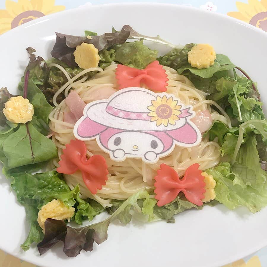 佐藤すみれさんのインスタグラム写真 - (佐藤すみれInstagram)「. . Strawberry cafe & dining ❤︎ひまわりお花畑のクリームパスタ 1,290円 ❤︎マイメロディバーガーセット 1,490円 ❤︎マイメロディいちごミルクラテ 590円 ❤︎仲良しピアノパフェ 1,190円 . . サンリオキャラクター×季節の花 をテーマにした新しいコンセプトカフェ☕️ . 第一弾はマイメロちゃん×ひまわり🐰🌻 大好評につき9月1日まで延長決定だそう…！ . パフェに桃が使用されていたり、季節感◎ キャラクターカフェだけど、しっかり美味しかった💜 . . . . . #カフェ #カフェ巡り #カフェ好き #コラボカフェ #キャラクターカフェ #サンリオカフェ #マイメロカフェ #ストロベリーカフェダイニング #表参道カフェ #サンリオ #マイメロ #マイメロディ #ひまわり #すーめろカフェ巡り #cafe #sweets #sanrio #mymelody #omotesando #strawberrycafeanddining」8月15日 14時19分 - sumiresato_official