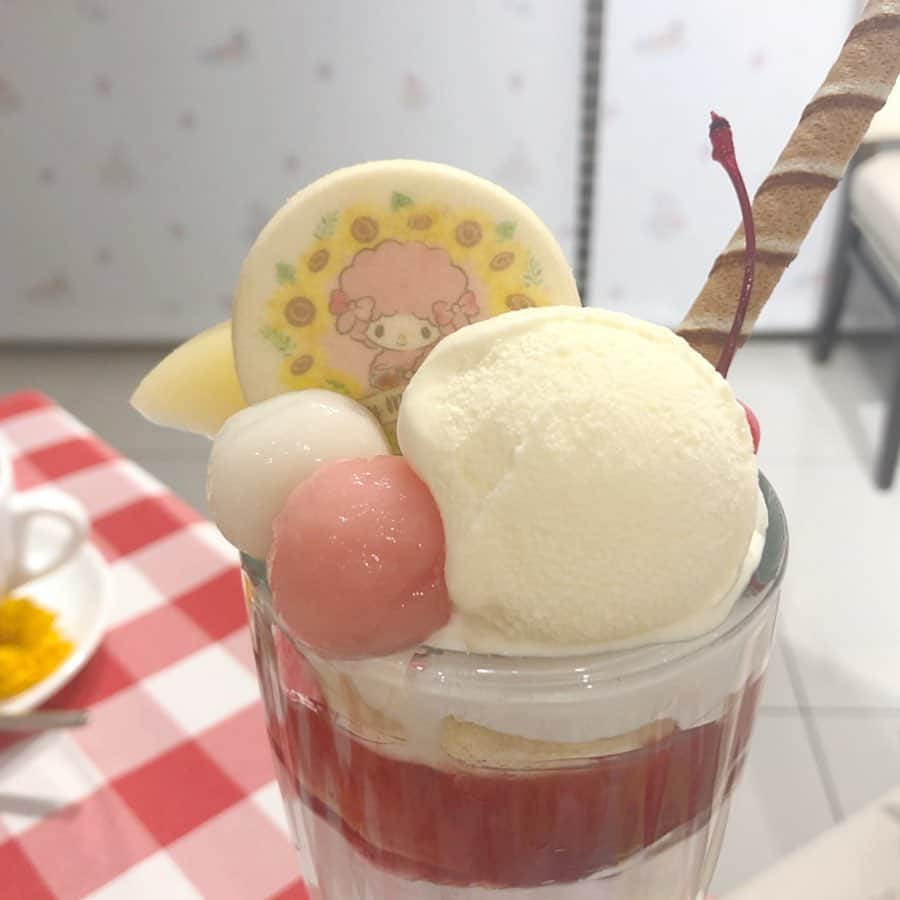 佐藤すみれさんのインスタグラム写真 - (佐藤すみれInstagram)「. . Strawberry cafe & dining ❤︎ひまわりお花畑のクリームパスタ 1,290円 ❤︎マイメロディバーガーセット 1,490円 ❤︎マイメロディいちごミルクラテ 590円 ❤︎仲良しピアノパフェ 1,190円 . . サンリオキャラクター×季節の花 をテーマにした新しいコンセプトカフェ☕️ . 第一弾はマイメロちゃん×ひまわり🐰🌻 大好評につき9月1日まで延長決定だそう…！ . パフェに桃が使用されていたり、季節感◎ キャラクターカフェだけど、しっかり美味しかった💜 . . . . . #カフェ #カフェ巡り #カフェ好き #コラボカフェ #キャラクターカフェ #サンリオカフェ #マイメロカフェ #ストロベリーカフェダイニング #表参道カフェ #サンリオ #マイメロ #マイメロディ #ひまわり #すーめろカフェ巡り #cafe #sweets #sanrio #mymelody #omotesando #strawberrycafeanddining」8月15日 14時19分 - sumiresato_official