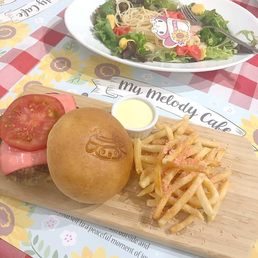 佐藤すみれさんのインスタグラム写真 - (佐藤すみれInstagram)「. . Strawberry cafe & dining ❤︎ひまわりお花畑のクリームパスタ 1,290円 ❤︎マイメロディバーガーセット 1,490円 ❤︎マイメロディいちごミルクラテ 590円 ❤︎仲良しピアノパフェ 1,190円 . . サンリオキャラクター×季節の花 をテーマにした新しいコンセプトカフェ☕️ . 第一弾はマイメロちゃん×ひまわり🐰🌻 大好評につき9月1日まで延長決定だそう…！ . パフェに桃が使用されていたり、季節感◎ キャラクターカフェだけど、しっかり美味しかった💜 . . . . . #カフェ #カフェ巡り #カフェ好き #コラボカフェ #キャラクターカフェ #サンリオカフェ #マイメロカフェ #ストロベリーカフェダイニング #表参道カフェ #サンリオ #マイメロ #マイメロディ #ひまわり #すーめろカフェ巡り #cafe #sweets #sanrio #mymelody #omotesando #strawberrycafeanddining」8月15日 14時19分 - sumiresato_official