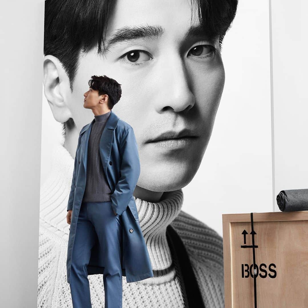 Vogue Taiwan Officialさんのインスタグラム写真 - (Vogue Taiwan OfficialInstagram)「#voguefashionnow  @boss 「Man of Today」大中華區品牌代言人趙又廷演繹2019秋冬系列廣告企劃。廣告由中國著名攝影師梅遠貴掌鏡拍攝，展現藝術、風格與個性表達的交融。  廣告的場景設於一間畫廊內，趙又廷凝視著自己的照片，細細品味這些已經成為藝術展品的“自己”。 #趙又廷 #boss #BOSScurated #ManOfToday #2019fw」8月15日 14時19分 - voguetaiwan