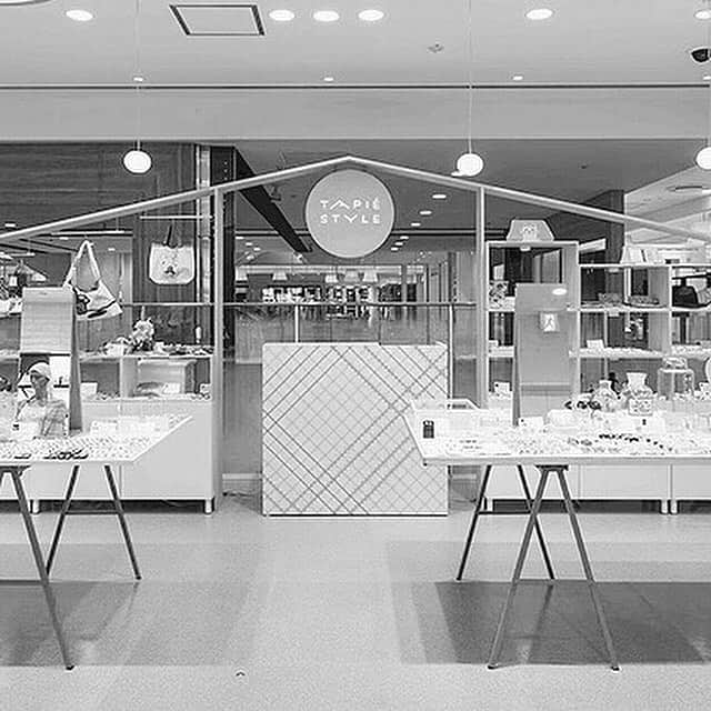 のインスタグラム：「お客様各位  タピエスタイル大阪LUCUA1100店よりお知らせです。  台風10号の影響により、 本日8月15日は15時をもちまして閉店とさせていただきます。  なお、明日8月16日の営業は通常通りを予定しております。  なおこれに伴いまして、8月16日開始の個展 think of me個展『…to think』 会期：2019年8月16日(金)〜2019年8月29日(木) も誠に勝手ながら、17日開始に順延させていただきます。  お客様には大変ご迷惑をおかけしますが、ご理解賜ります様よろしくお願い致します。  タピエスタイル  #タピエスタイル #tapiestyle #ルクアイーレタピエスタイル  #lucua1100  #梅田 #大阪 #台風10号」