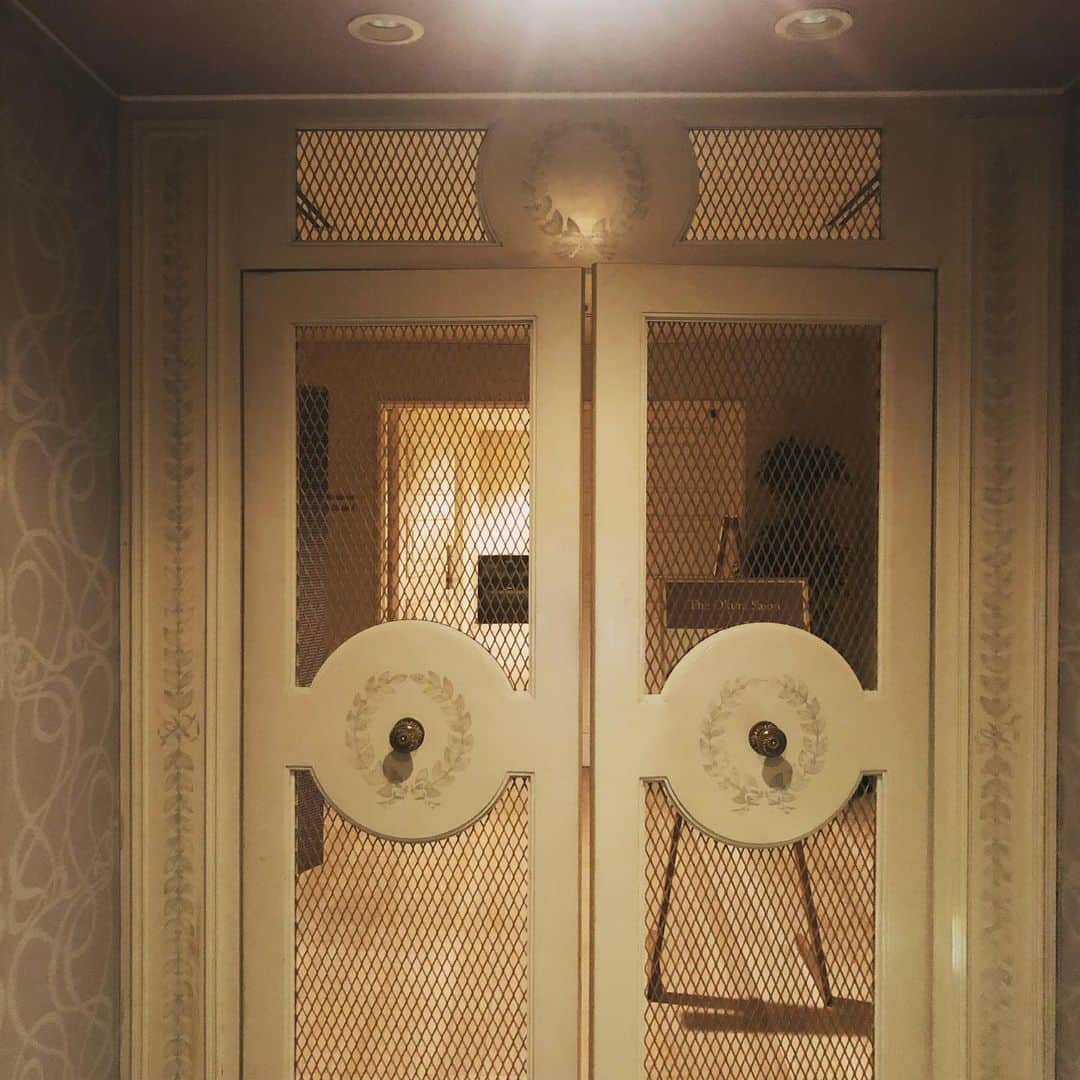 栗原貴史さんのインスタグラム写真 - (栗原貴史Instagram)「昭和から平成、そして令和。 ・ ・ 名だたるVIPを虜にしたホテルオークラ。その一角にあるorchid bar。 ・ ・ 今週の日曜でこちらでの営業は終了のようです。 ・ ・ 以前はアメリカ大統領しか使用できなかったエレベーターで登り、アメリカ大統領が宿泊していた部屋を改装して作られた、そのバーは歴史と風格はもちろんの事、歴代の大統領と同じ目線を感じることのできる唯一の場所です。 ・ その時、何を想っていたのかは、想像するしかできないですが、その雰囲気を味わいながらのお酒は特別でした。 ・ 一杯のウイスキーのソーダ割にかける思い。 ・ 本質の持っている大切さを感じるには、本質をもっと知らないといけないと思いました。 ・ ・ #ホテルオークラ東京 #オーキッドバー #orchidbar #hotelokura」8月15日 14時26分 - kuri0804