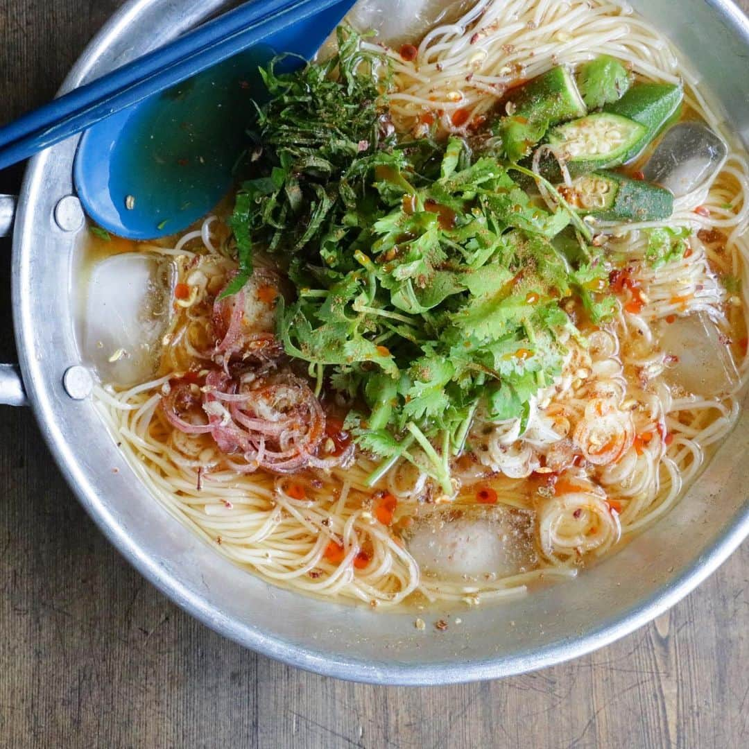 エダジュンさんのインスタグラム写真 - (エダジュンInstagram)「五香粉パクチー素麺 ・ 薄めにめんつゆを作って、みょうが、ねぎ、大葉、オクラ、パクチーの野菜たちをもっさり。最後に五香粉、ラー油をふりかけて。 ・ 五香粉は余りがちですが、冷やしにふりかけると美味いですよー！おすすめです。 ・ 食べ物で身体を冷やしてます（´-`）.｡o ・ ・ #五香粉#ウーシャンフェン #冷やしそうめん#そうめん#素麺 #ぶっかけそうめん  #phakchi#coriander#cilantro #パクチー#パクチーボーイ#エダジュン」8月15日 14時33分 - edajun