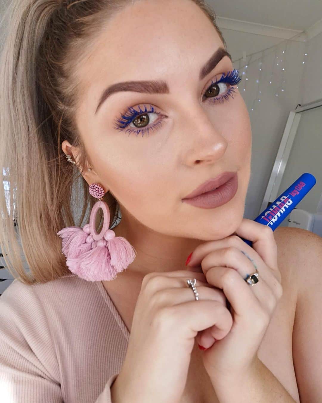 Shannonさんのインスタグラム写真 - (ShannonInstagram)「Honestly feeling the blue lashes 🥰 @benefitnz is now open in the first ever @sephoranz on Queen Street, Auckland 🔥 not only can you top up on your favourite products (I love their brow products, bronzers and blushers, and I’m wearing the blue bad gal bang here) 💕🥰 buuut they also have a browbar for all your brow waxing needs! It’s where I get my brows done 🙏🏼💜 you can buy this mascara online at Sephora NZ now too btw for those asking! 💙 #BenefitNZ #ad」8月15日 14時33分 - shaaanxo