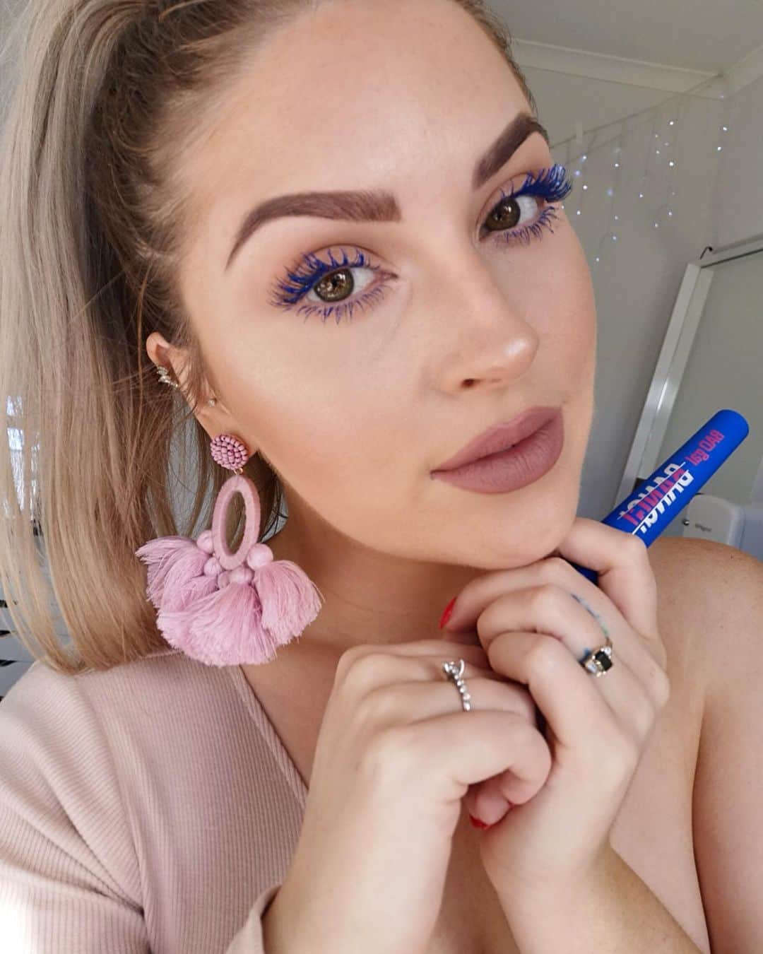 Shannonのインスタグラム：「Honestly feeling the blue lashes 🥰 @benefitnz is now open in the first ever @sephoranz on Queen Street, Auckland 🔥 not only can you top up on your favourite products (I love their brow products, bronzers and blushers, and I’m wearing the blue bad gal bang here) 💕🥰 buuut they also have a browbar for all your brow waxing needs! It’s where I get my brows done 🙏🏼💜 you can buy this mascara online at Sephora NZ now too btw for those asking! 💙 #BenefitNZ #ad」