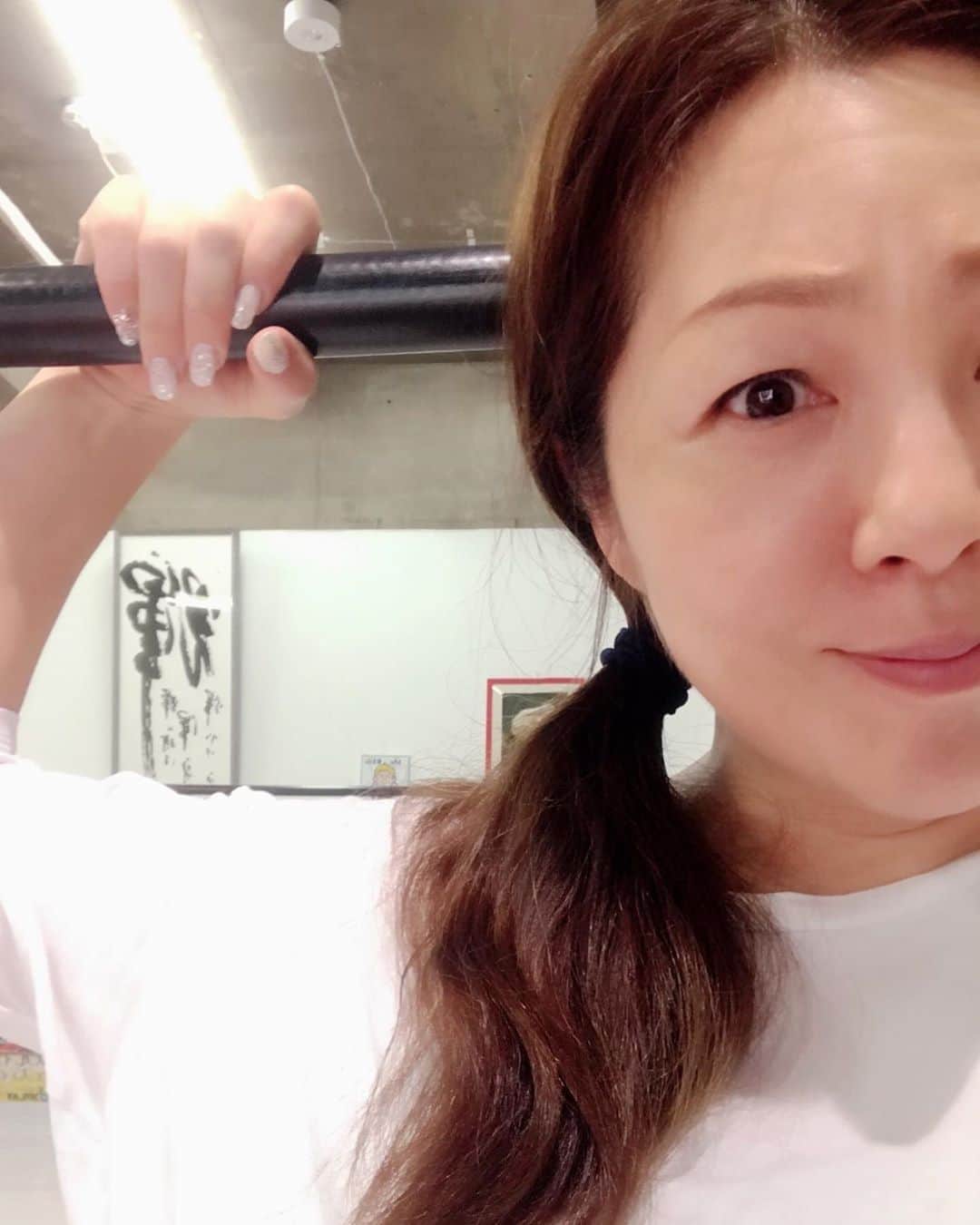 井上貴子のインスタグラム：「みなさんこんにちわ。  台風の被害に十分 気をつけてお過ごしくださいね。  昨日無事に台湾から戻って べにひおをお迎えに行って  今日は15日なので 氏神さまにお参りしてきたよ。  さてさて。 この写真のアメ知ってるかな？ 台湾で 懐かしいーーと思って 買ってきたんだけど  べっこう飴の上に梅干しが 乗っかってて 最後まで舐めると 梅干しのタネだけ残るのね。  コレが好きで好きで よく買ってたけど。  最近めっきり見なくなり。  そんな時にまさか！まさかの！ 再会（笑）  安定の味だったー^ ^  パクリでもいいよ（笑） この際（笑）  もっと買ってくればよかった。  Happyで^ ^  #井上貴子  #LLPWX #女子プロレス #紅緒と柊音 #トイプードル #神取忍 #台湾 #台北 #飴 #べっこう飴梅干し #氏神さま #お参り #黄晶球」