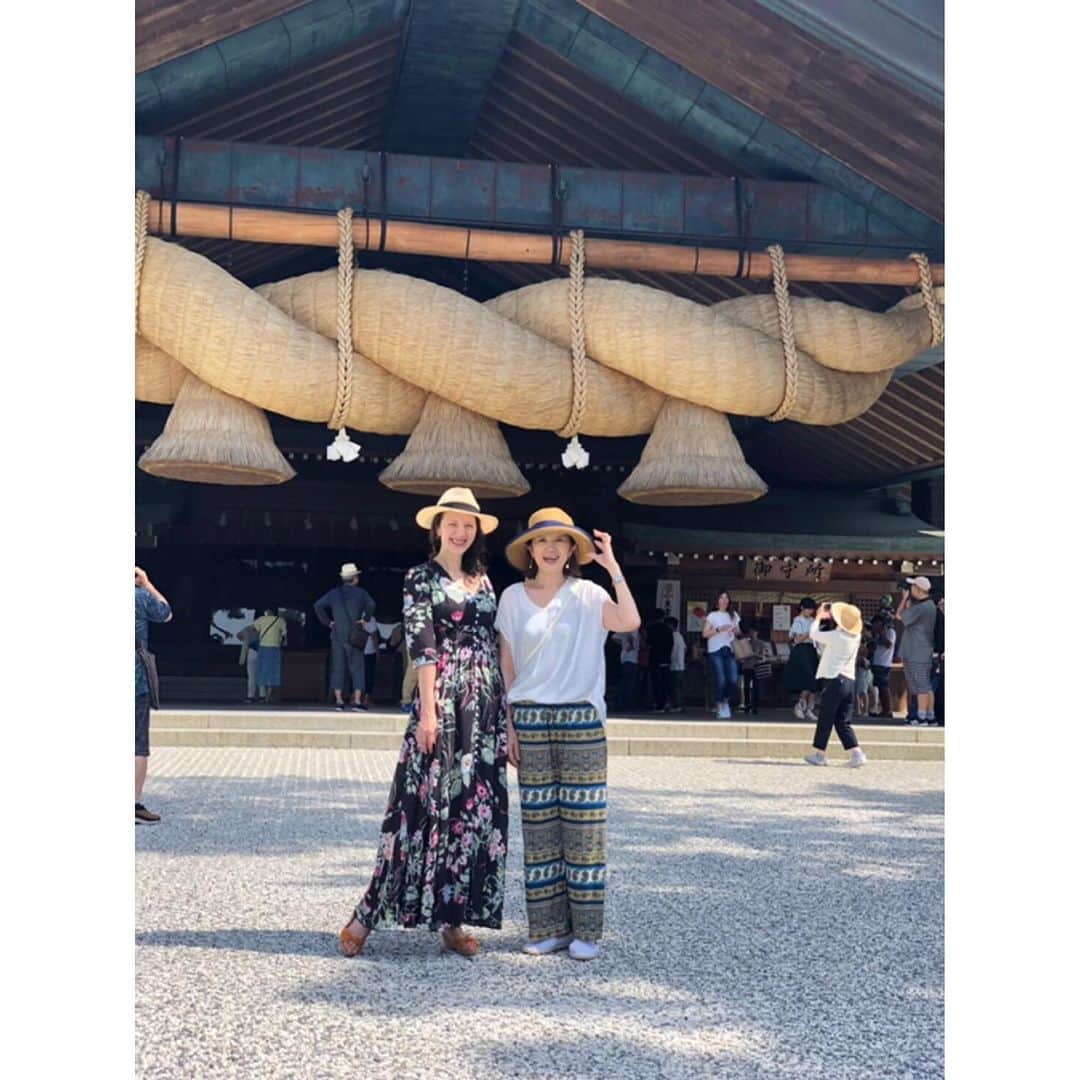 千葉アリサのインスタグラム：「節目にご挨拶したい 出雲大社へ⛩  神社には、お願い事をするというより  今ここにある いのちのご縁に感謝と 魂の成長をお導き お見守り下さいと伝えに行きます。  三年前、よろしくご指導ご鞭撻のほどを...と 出雲に訪れた時は、先に寄った 稲佐の浜で調子に乗って舞った際に ブチっと足の肉離れやってしもてw  コントでしかなかったけど、今思うと 心にトゲや毒を溜めてもいたから 謙虚に受け止めて 向き合い成長なさいよのサインやわ😭と ママと姉に肩をかりて びっこひきながら 参拝したっけw  こんなにも支えられて生きているんやで。 と 痛みで 学んだ思い出の御礼🙏  御祭神 オオクニノヌシ は国造りののち、国を譲り 精神の世界を司る。  縁結びで有名ですが、男女のご縁だけを意味するわけでなく、人と人との出会い、仕事、集団、目に見えない世界と見える世界を結ぶ。そんな大きな ご縁の和合にあると 解釈しています。  散々いじめぬかれ、蘇りながらも 慈愛の心（因幡の白兎の話）と精神の成長を重ねられて 役割や願いを叶えてこられた神様だと日本神話にあります。  八雲山と一体になった 御本殿の壮大なスケールや パワーに包まれて いらぬものが流れる感じが 心地よく。  伝えたかった ご挨拶が清々しくできました😊  魂の使命に添って歩めますように。  私ね、宗教的なのではなくて。（自らの内にある神性を信じるけど）いろんな血が混じってるからこそ 何故、日本に 生まれ育ったんやろか。と真剣に考えることが多かった。  宇宙の真理や 自然の循環に従い、畏敬の念をもって 感謝の心で共存する。日本の精神を学ぶために 辿り着いたんやと思ってる。好きな神社は清くホッとするしね。  争わない、素晴らしい和の精神を 令和時代も 日本から 世界へと 育んでいけますよう 祈ります。 台風の被害が大きくならないことを祈っています。  #出雲大社 #平和 #pray」