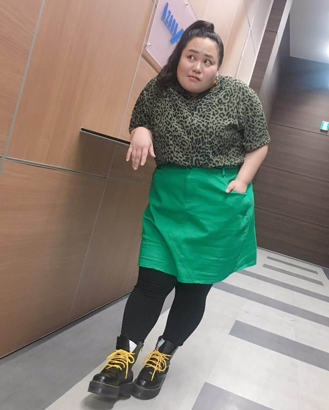 おかずクラブのインスタグラム：「おゆいさん👚👗👠 たまりにたまった、#過去pic  おゆいさんソロバージョンです！ 髪切る前のもあるよww(どんだけサボってたんだよ！) #恋する週末ホームステイ  1枚目 グリーンレオパード柄ブラウス&グリーンスカート👉PUNYUS @punyus  その他👉スタイリスト私物  2枚目 髪切ったね💇🏼 レオパード柄スカート👉PUNYUS @punyus  袖切り替えブラウス👉monomania  その他👉スタイリスト私物 この頃は、どうやらレオパード柄にハマってたみたいですね(私がw) ゆいPさんは、顔立ちもハッキリしてるので、レオパード柄みたいな強めのアイテムも似合うよね。  3枚目 これは最近のだ！！ ピンク&黄緑切り替えシャツ&グリーンスカート👉Romantic Standard @romantic_standard  その他👉スタイリスト私物  4枚目 これはまだOAされてないwけど、忘れちゃうからアップしちゃうやーつ！ オレンジTシャツワンピース👉PUNYUS @punyus  イヤリング👉これ可愛いんだけどロンドンで買ったんだよね。。。 その他👉スタイリスト私物  次回はオカリナさんのソロでお届けします！ Stylist @ayumiii_2019  #おかずクラブ #okazugram  #ゆいP」