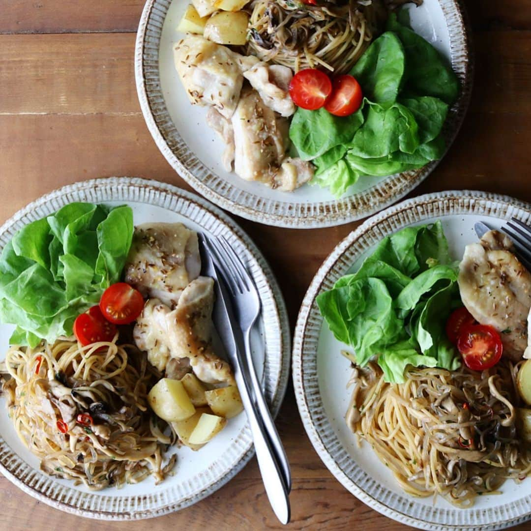 まいちくさんのインスタグラム写真 - (まいちくInstagram)「2019.8.15☀︎ ． ．  今日のランチ🍝 ． 舞茸ペペロンチーノ サラダ菜 プチトマト グリルチキン&ポテト ． ． 今日もまたありモノで簡単ランチ😂 チキンは爽やかに ハウス 香りソルト＜レモンペパーミックス＞とクミンで味付けしてじゃが芋と一緒にオーブンで焼き上げました。 250°で25分、皮パリパリ、身はしっとりで美味しく焼けましたよー🤤 ． ． 「ハウス食品×フーディ―テーブル」のモニターコラボ広告企画に参加してし ています🙋‍♀️ 今回もスパイスをモニタープレゼントしていただきました。 ありがとうございます！ ． ． ． これから実家に家族全員13人集合するので帰省してきます。←歩いて5分😂 ． ． ． ．  #スパイスでかんたん夏ランチ #スパイスブログ #フーディーテーブル #フーディストモニター #夏休みのお昼ごはん#ワンプレート #ワンプレートごはん #foodstagram#instafood #delistagrammer#kurashiru#locari #おうちごはん #igersjp#ellegourmet #ouchigohanlover #マカロニメイト#ご飯でエールを #yummy#yum#foodporn #homecooking #japanesefood#foodlovers#foodie」8月15日 14時44分 - maichiku3