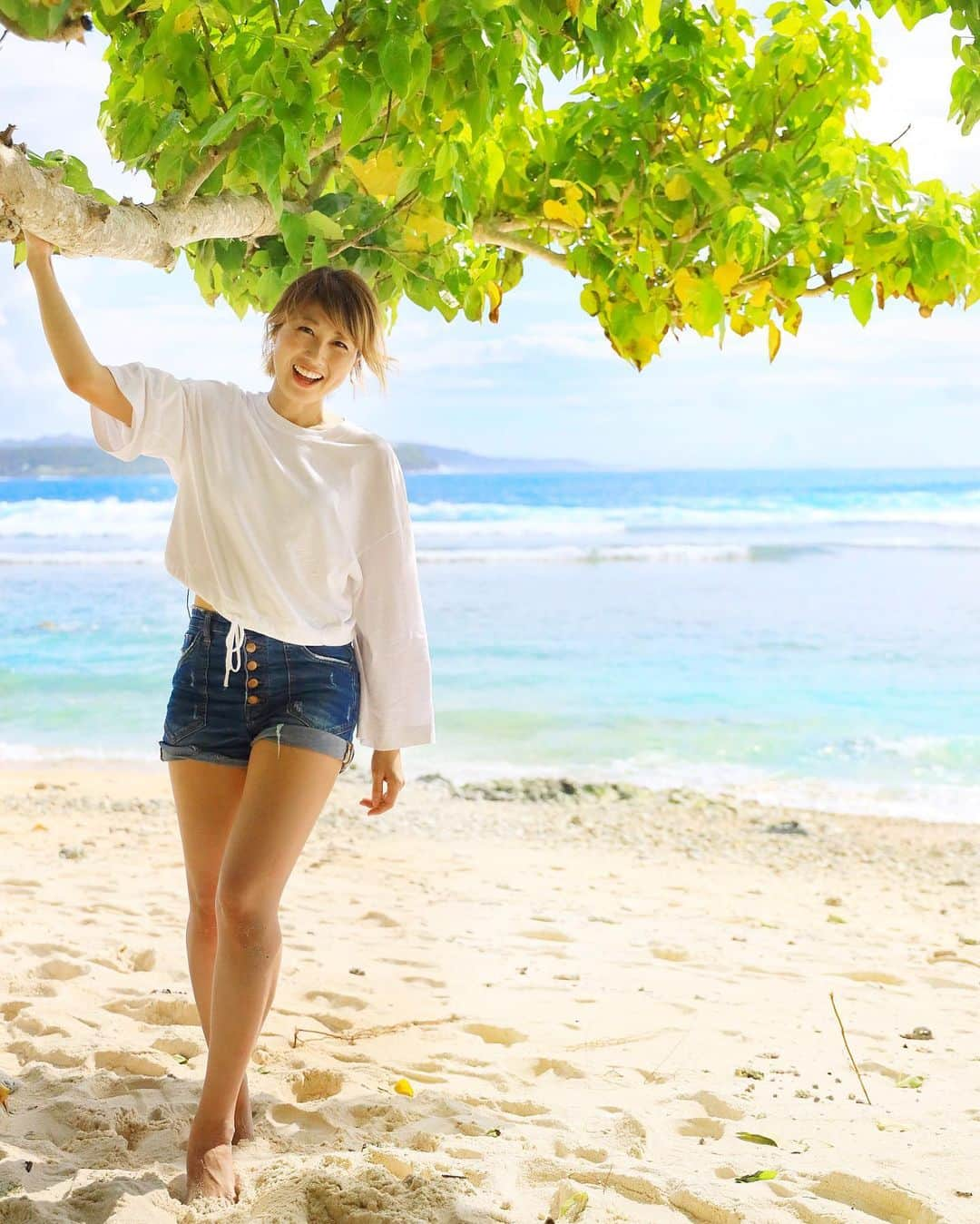 吉田ちかさんのインスタグラム写真 - (吉田ちかInstagram)「(イベント告知あり↓) Loving the beautiful beaches of Guam!! グアムのビーチ、最高❤️ ﻿ ﻿ — イベントのお知らせ —﻿ 以前から個人的に愛用していて、Weddingのプランニング動画やLAのモーニングルーティンでもシェアしているPinterestのトークイベントに出演させていただくことになりました☆ ﻿ ﻿ Pinterestは自分が好きなことやインスパイアされるアイディアを見つけてオンラインのボードにピンして保存しておけるプラットフォームです。もちろん自分の作品やアイディアもピンしてシェアできます♫ 私はアイディアが必要な時は、まずPinterstに飛んで検索しまくります！最近だとプリンの1歳の誕生日の時のデコレーションやただいま執筆中のメルボルン本のデザインのインスピレーションなどにも活用❤️﻿ ﻿ そんな @pinterestjp さんとのイベントでは、仕事とプライベート共に私のピンしている様々なアイディアやインスピレーションをシェアさせていただきます☆ トーク後には、2019年後半のモチベーションアップになるようなワークショップも😊﻿ ﻿ 開催日：8月31日（土）﻿ 12:00開場 / 12:30スタート﻿ 開催地：東京都内﻿ 参加費：無料﻿ 応募締め切り：8 月 21 日（水）14:00 まで﻿ 当落発表/詳細ご連絡：8 月 23 日（金）中﻿ 詳細は、インスタのprofileまたは、storiesのリンクからご覧いただけます！﻿」8月15日 14時54分 - bilingirl_chika