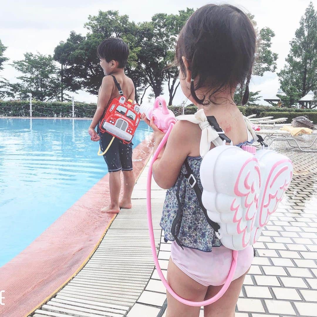 のインスタグラム：「子連れにはプール付きホテルが本当ありがたい🙏🥺☀️ ホテルだと 遊んで→部屋で休憩して→遊んで をエンドレスで出来るのがいい🙆‍♀️❤️ 疲れ果ててもそのまま泊まれるのは、子供達はもちろんだけど親が嬉しいよね💞笑 お食事も美味しくて、綺麗だし、大阪から車で近いし、ふらっと旅行を味わえるのでまた是非来たいな☺️💞 #子連れ旅#滋賀旅行#3兄弟ママ#3兄弟育児#琵琶湖大津プリンスホテル #プール#夏休み#滋賀#子連れ旅行#びわプリサマー2019#A賞希望」