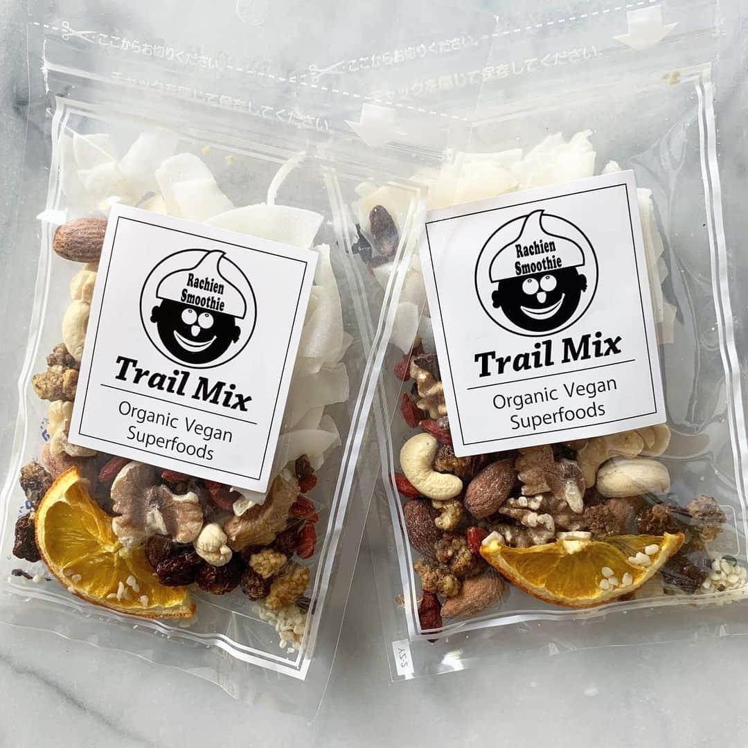 Rachien Smoothieさんのインスタグラム写真 - (Rachien SmoothieInstagram)「. . 【新商品のご案内：TRAIL MIX】 . ラチエンのオリジナルトレイルミックスの登場です！ . 原材料： ☑︎ココナッツチップス ☑︎アーモンド ☑︎ウォールナッツ ☑︎カシューナッツ ☑︎ブラジリアンナッツ ☑︎自家製ディハイドレートオレンジ ☑︎カカオニブ ☑︎マルベリー ☑︎ゴールデンベリー ☑︎ヘンプシード ☑︎ゴジベリー . トレイルミックスは、山登りなどのアウトドア時に持ち歩けるヘルシーなおやつ。 . ナッツやドライフルーツをミックスして栄養価も高いのが特徴！ . ラチエンらしくスーパーフードや抗酸化の高いブラジルナッツ、自家製ディハイドレートオレンジなどを詰め合わせて作りました。 . ☑︎かばんやデスクにしのばせて小腹が空いた時にポリポリと... . ☑︎サーフィンはもちろん、アウトドアのお供に... . ☑︎このままヨーグルトやサラダにかけたり... . ☑︎ラチエンのアサイーボウルをto goして、かけて食べたり... . ☑︎自分用にはもちろん、ちょっとしたプチギフトにもオススメ。 . 8月22日より販売スタートです。(50g ¥648) . #ラチエントレイルミックス」8月15日 15時18分 - rachiensmoothie