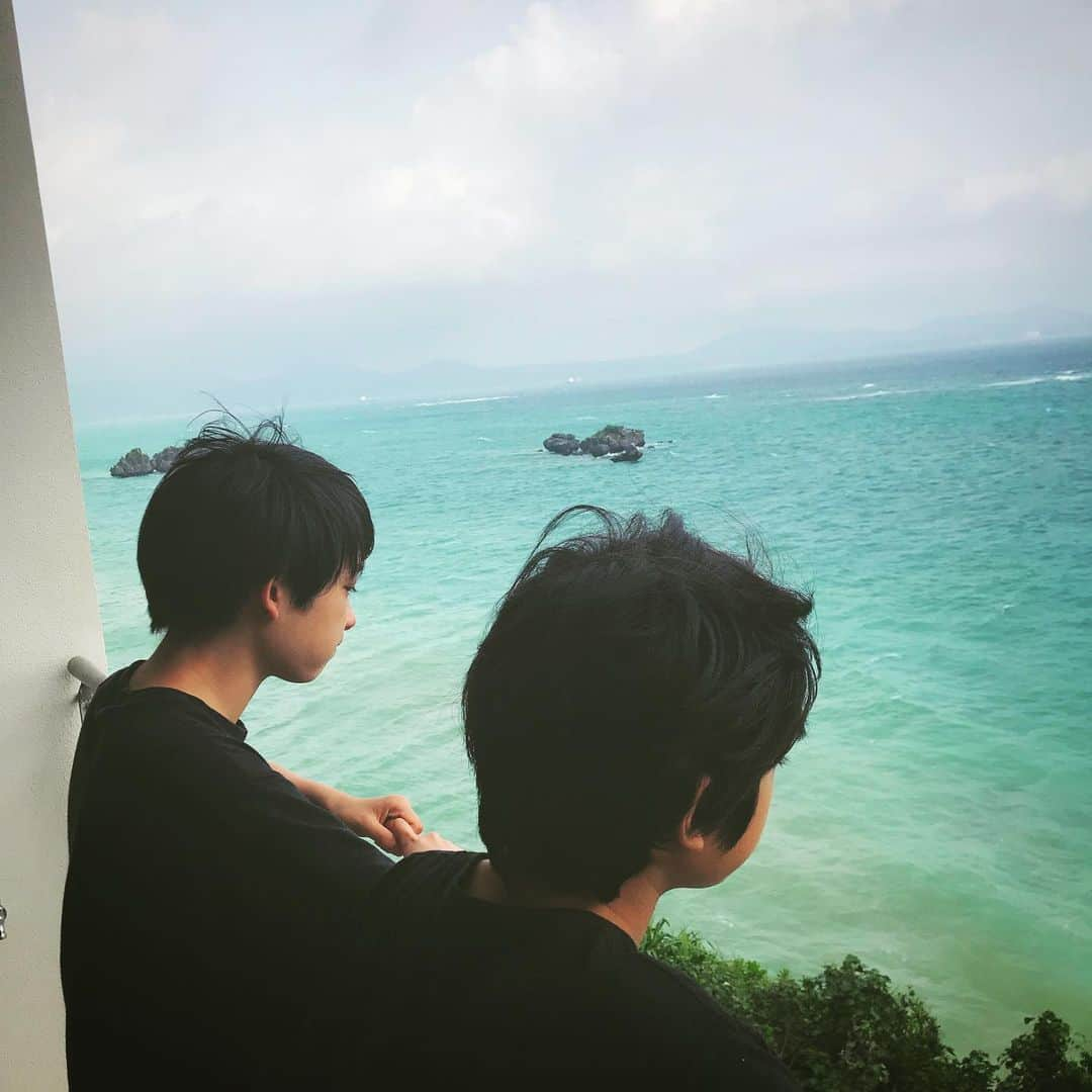 青木ロビンさんのインスタグラム写真 - (青木ロビンInstagram)「盆休みに海に浮かんでる様な 宿にお泊り。 癒し。  子等と ダラダラ過ごしてます。」8月15日 15時15分 - aokirobin