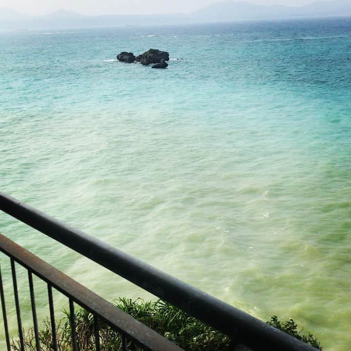 のインスタグラム：「盆休みに海に浮かんでる様な 宿にお泊り。 癒し。  子等と ダラダラ過ごしてます。」