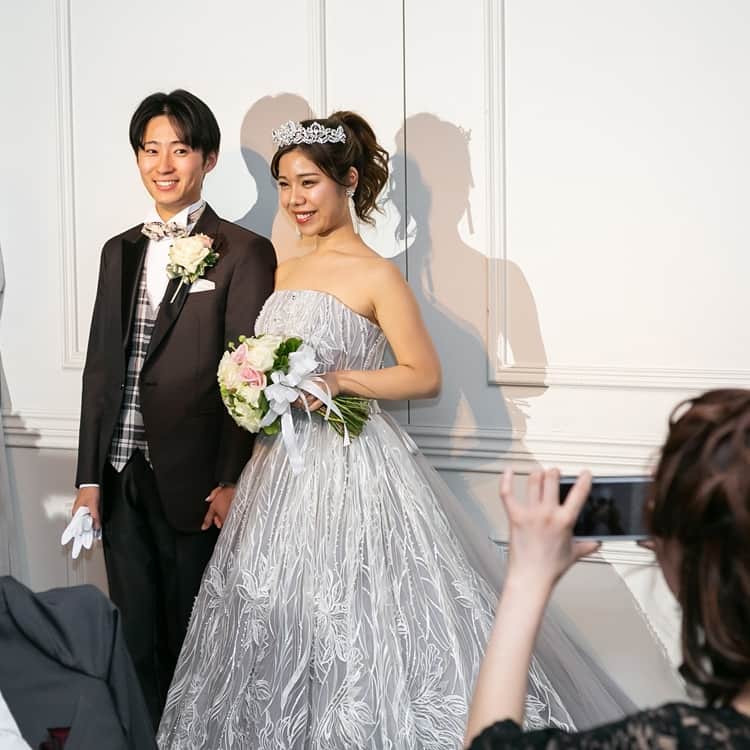 ホテルモントレウェディング【公式】 のインスタグラム：「♥ ￣￣￣￣￣￣￣￣￣￣ @montereyweddingをフォローして 『 #モントレ花嫁 』『 #ホテルモントレ』の タグをつけて投稿してくださいね＊*. ・ ホテルモントレ銀座 @hotel_monterey_ginza ・ お色直し入場シーン＊* ウェディングドレスから ガラリと印象を変えてみては？ ・ ——————————. ◆ブライダルフェア予約はこちらをcheck＊* http://bit.ly/2OcMY3c ◆ホテルモントレ銀座の公式HPはこちら* https://www.monterey-wedding.jp/ginza/ ——————————. ・ ◆ホテルモントレ公式HPはこちら* https://www.monterey-wedding.jp ・ #モントレ #モントレ花婿  #プレ花嫁 #卒花 #marry花嫁 #dressy花嫁 #farnyレポ #プラコレ ﻿#maricuru #dressy花嫁 #日本中のプレ花嫁さんと繋がりたい #ウエディングニュース #flower #ウェディングドレス #dress #結婚式 #披露宴 #結婚式場 #2019年秋婚 #2019年冬婚 #ホテルモントレ銀座 #モントレ銀座 #銀座 #ドレス迷子 #カラードレス #ドレス選び #くすみブルー」