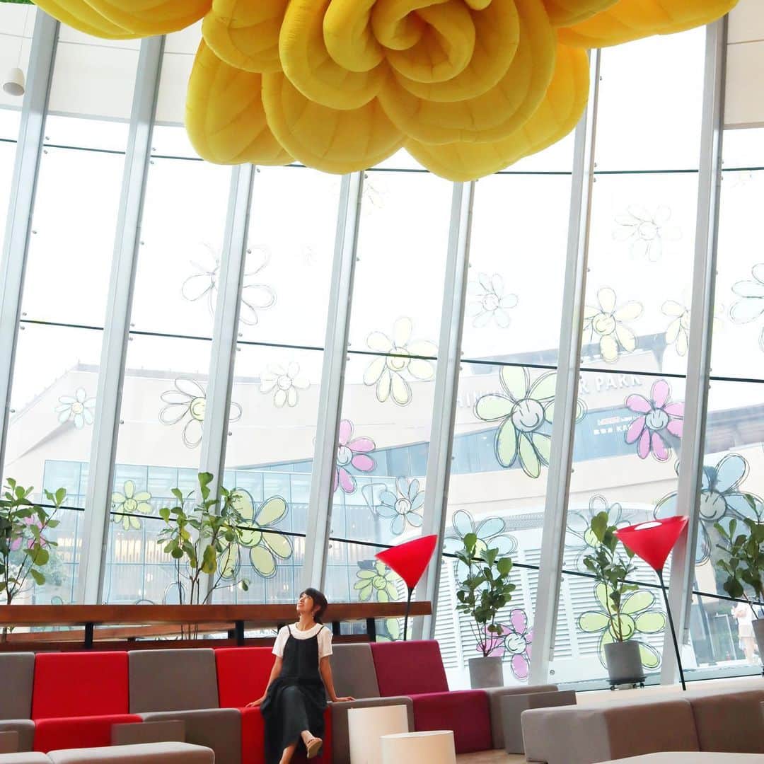 筧沙奈恵さんのインスタグラム写真 - (筧沙奈恵Instagram)「BIGBANGのG-DRAGONがプロデュースしたカフェ「Untitled,2017」へ☕️ ・ 天井には開いたり閉じたりする大きなお花が🌼 ・ 柔らかいソファがあったり、塗り絵コーナーがあったり、ついつい長居してしまいました😌 ・ わたあめが乗ったホットチョコレートと、わたあめが乗ったマンゴーのかき氷、子どもたちにはミルクジェラートをオーダー❤️ ・ ホットチョコレート、わたあめが溶けて甘々で美味しかった😍 ・ #BIGBANG #GDRAGON #untitled2017 #チェジュ島 #済州島 #jeju #jejuisland #家族旅行 #子連れ旅行 #夏休み #家族写真 #2児ママ #女の子ママ #男の子ママ」8月15日 15時35分 - sanaekakei