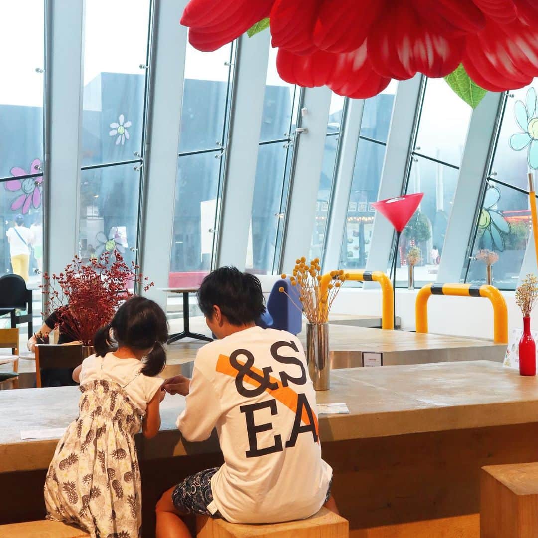筧沙奈恵さんのインスタグラム写真 - (筧沙奈恵Instagram)「BIGBANGのG-DRAGONがプロデュースしたカフェ「Untitled,2017」へ☕️ ・ 天井には開いたり閉じたりする大きなお花が🌼 ・ 柔らかいソファがあったり、塗り絵コーナーがあったり、ついつい長居してしまいました😌 ・ わたあめが乗ったホットチョコレートと、わたあめが乗ったマンゴーのかき氷、子どもたちにはミルクジェラートをオーダー❤️ ・ ホットチョコレート、わたあめが溶けて甘々で美味しかった😍 ・ #BIGBANG #GDRAGON #untitled2017 #チェジュ島 #済州島 #jeju #jejuisland #家族旅行 #子連れ旅行 #夏休み #家族写真 #2児ママ #女の子ママ #男の子ママ」8月15日 15時35分 - sanaekakei