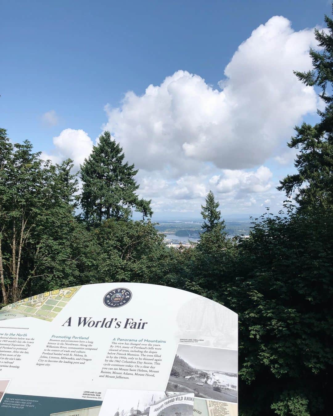 大橋菜央さんのインスタグラム写真 - (大橋菜央Instagram)「Great view from Pittock Mantion♡ . . . Forest parkハイクからのPittock Mansionに到着🌿 . 20世紀初頭に建てられた高台に位置する豪邸で 花が咲き誇りカスケード山脈の山々が見渡せる美しい庭は なんと!無料で開放されているから驚き🤩 . . . #pittockmansion #ピトック邸 #portlandpicnic  #forestpark #forestparkpdx #wildwoodtrail #夏休み2019 #beautifulnature #ポートランド生活 #portlandtrip #ポートランド #夏休み #flowers #赤ちゃんとおでかけ #naoliving_portland」8月15日 15時28分 - naoliving