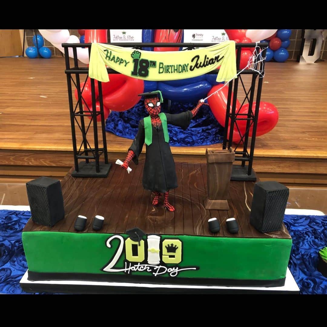 ジェニファー・ハドソンのインスタグラム：「Julian Spider-Man graduation/birthday cake ! #hatchday2019」