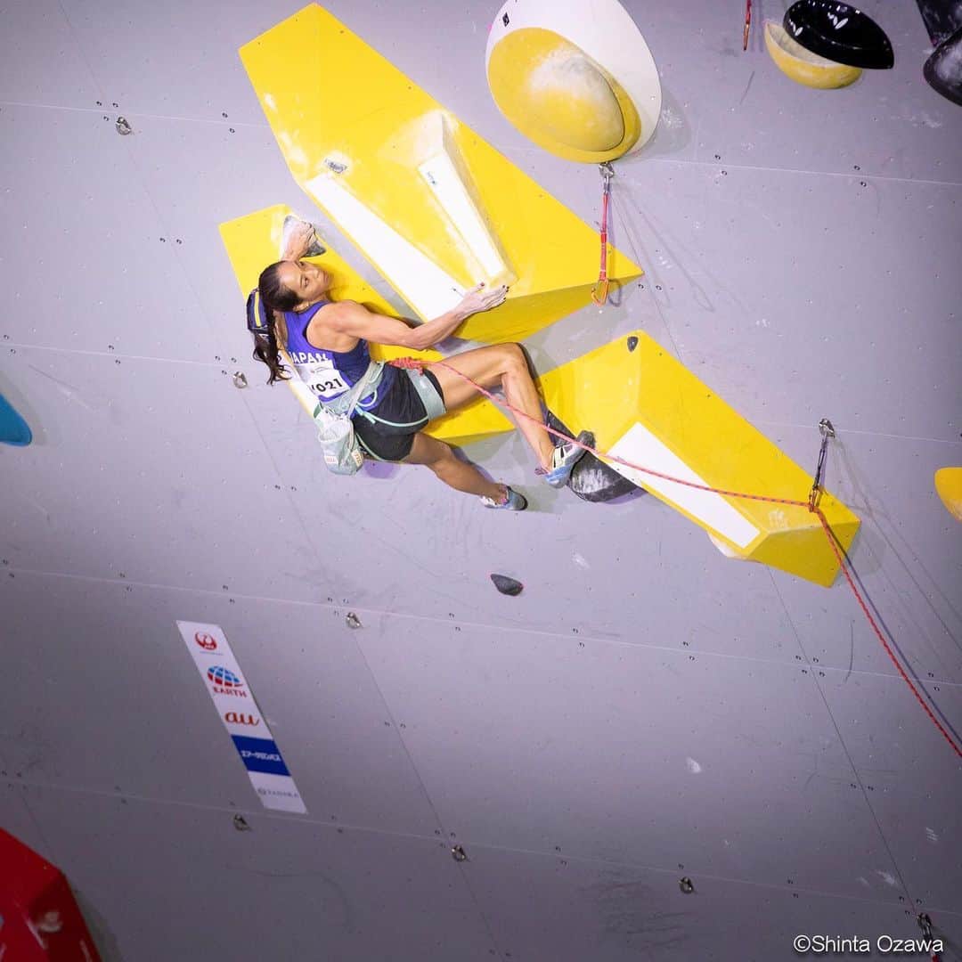 野口啓代のインスタグラム：「Go to the FINAL‼️ I'm so happy I climb one more route tonight🧗🏻‍♀️❤️ —————————— photo by @shintaozawa  @au_official #大和証券 @thenorthfacejp @orientalbaio #三井不動産 @cowsoapcp #zeta  @c3fit @lasportivajp @petzl_official  @newhale_japan」