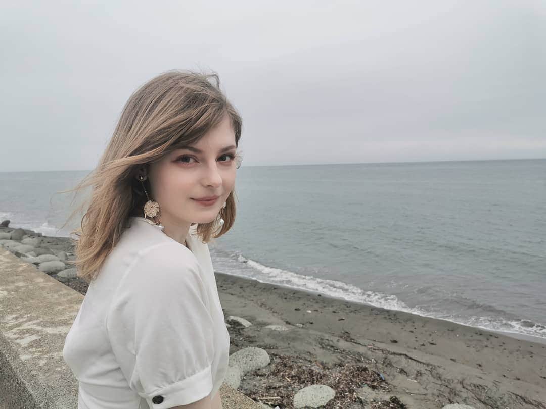 Ella Freyaのインスタグラム：「Happiest when I'm around nature and especially the sea. The sea reminds me of my best childhood memories. My family owned a sailing boat that my dad built himself and we would sail the Dutch Waddenzee for days or weeks on end. Catch and cook our own fresh seafood. Watch the milky way at night. That's what the smell of the seawater reminds me of ❤️」