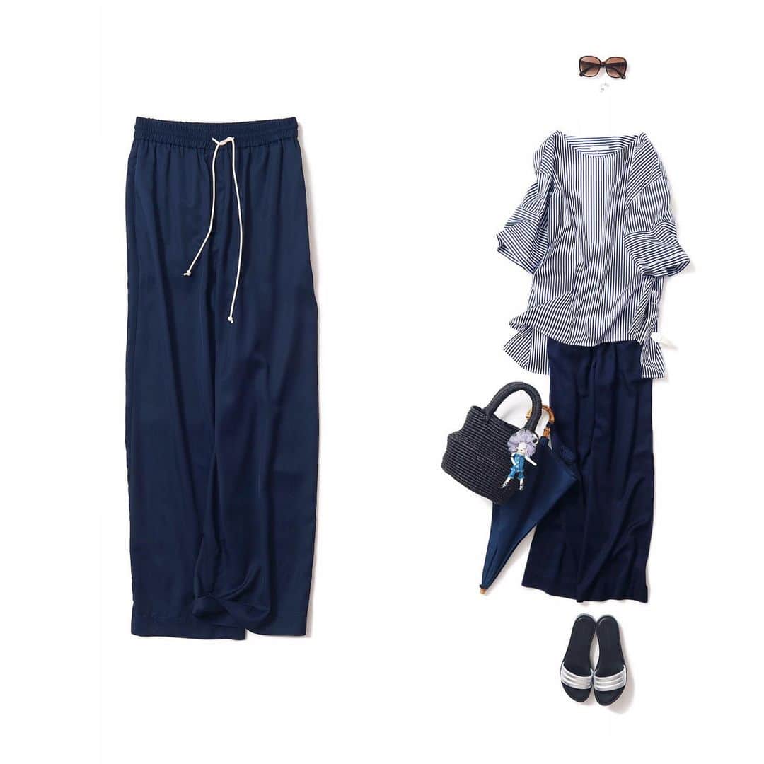 のインスタグラム：「・ K.Kshop ♦️Recommended♦️ ・ ♦︎araアラ ／ ドロストロングパンツ(NAVY) ・ ひかえ目な艶と、 さらっと滑らかな肌触りが暑い夏にぴったりなドロストロングパンツ。 体のラインを拾いすぎない程よい厚みと落ち 感のある素材で、リラックスした穿き心地です。 Tシャツをインしてカジュアルに、ブラウスと合わせてオフィスでも活躍できる万能アイテムです。 ・ ・ #kkcloset #kkshop #菊池京子 #kyokokikuchi #コーディネート #coordinate #code #ootd #outfit #style #春 #夏 #relax #blue #navy #ドロストパンツ #easypants #resort」