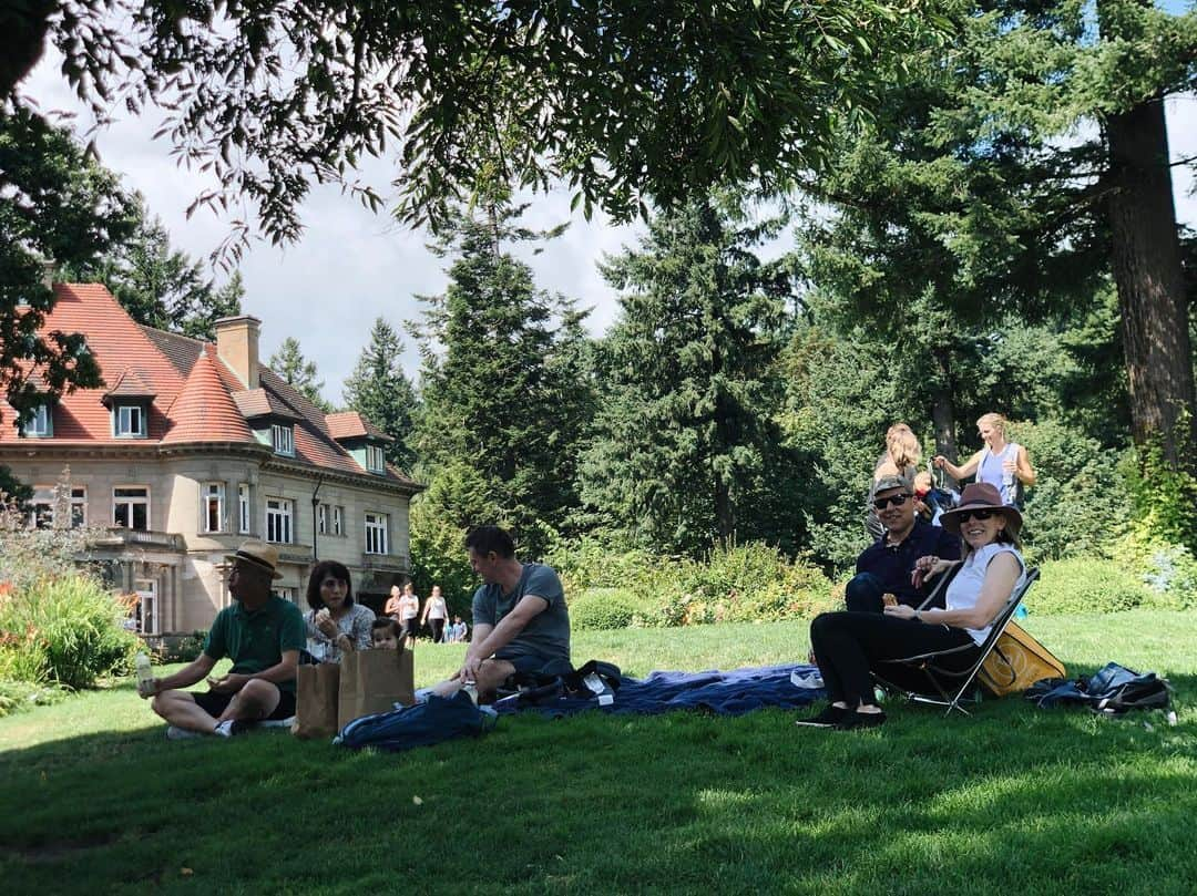 大橋菜央さんのインスタグラム写真 - (大橋菜央Instagram)「Picnic at Pittock with sandwiches from St. Honoré Boulangerie🥪Amazing combination... . . . #pittockmansion #ピトック邸 #夏休み2019 #beautifulnature #ポートランド生活 #portlandtrip #ポートランド #夏休み #flowers #赤ちゃんとおでかけ #naoliving_portland」8月15日 15時50分 - naoliving