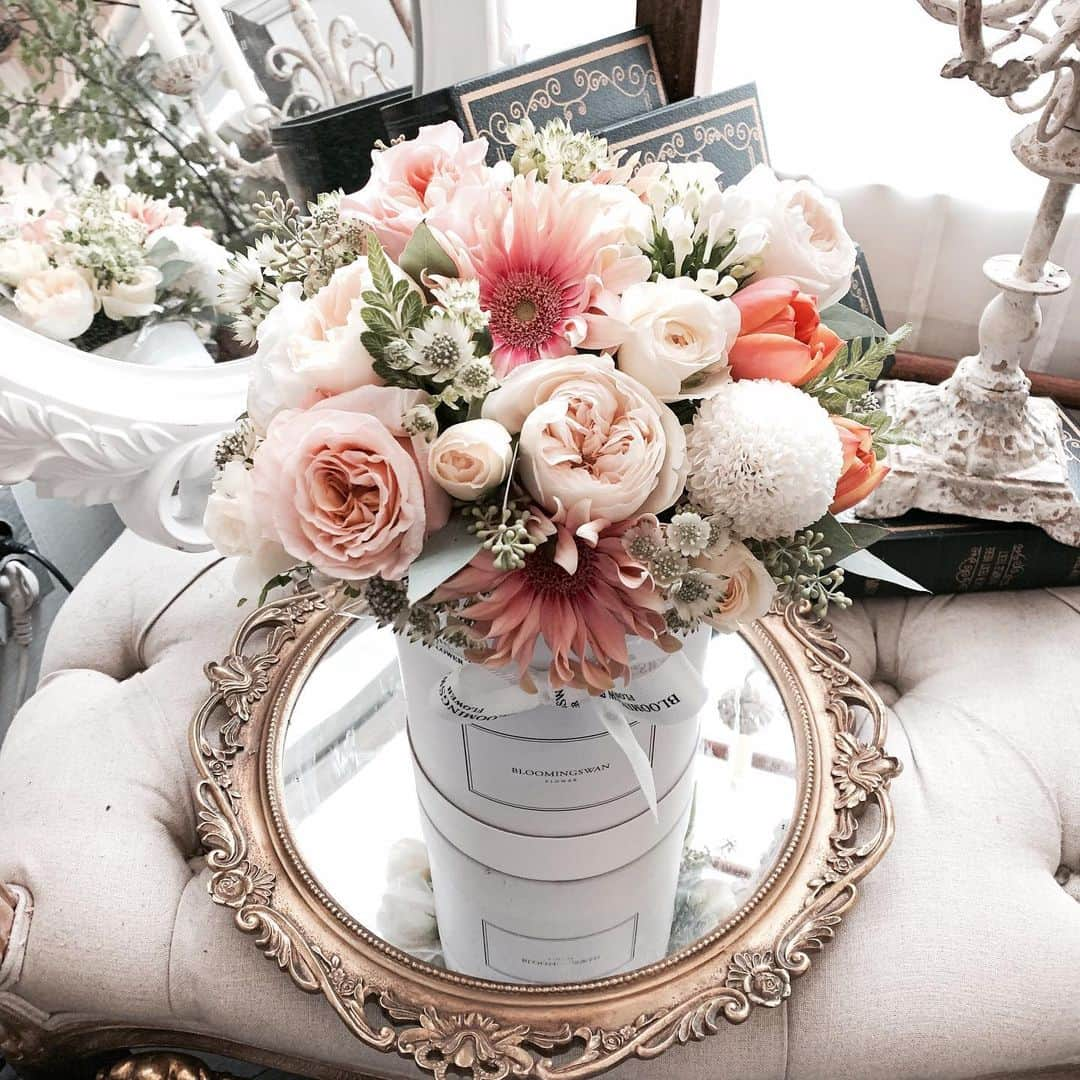 Florist.janeさんのインスタグラム写真 - (Florist.janeInstagram)「저 멀리 김해에서 찾아와주시는 우리 수강생님, 벌써 같이한 작품만 4개째🧡 늘 감사합니다 🧡 #블스박스 . . . . . . . . . . . ☝🏻플라워레슨에 대한 자세한 정보는 프로필 상단에 있는 블로그  참고 후 문의주세요 💕 ✌🏻주문/클래스문의 - janejoung310 카카오톡 (레슨중에는 전화 상담이 어렵습니다. 카카오톡 주시면 빠르게 상담 도와드리겠습니다) . 👌🏻상품 문의시 원하시는 작품 캡쳐후 문의주시면 빠르게 답변도와드리겠습니다💕 . . . . . . . . . #블루밍스완 #꽃 #꽃선물 #꽃배달 #플로리스트 #선물추천 #여자친구선물 #꽃박스 #꽃스타그램 #일상 #강남꽃집 #학동역꽃집 #논현동꽃집 #flowers #florist #daily #flower #gift #flowerbox #선물 #꽃집추천 #예쁜선물」8月15日 15時50分 - jane.florist