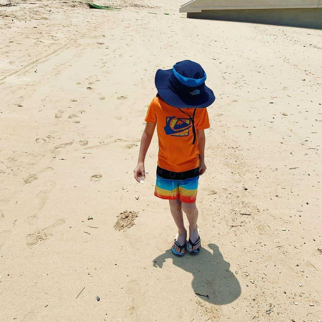 松見早枝子さんのインスタグラム写真 - (松見早枝子Instagram)「久しぶりの沖縄🏝 ・ 泳ぐのが大好きな息子の希望で、とにかく一日中海…😅 ・ 貝拾いもたっぷりして、私はまたもや真っ黒になりそう…😅 ・ 昨夜は遅くまでトランプで盛り上がって寝坊したけど、明日はひとり早起きしてビーチヨガに参加しようっ🏝🧘‍♀️ ・ ・ #沖縄 #沖縄の海 #貝拾い #家族旅行 #粮理家 #ウェルネスフードスタイリスト #松見早枝子」8月15日 15時51分 - saekomatsumi