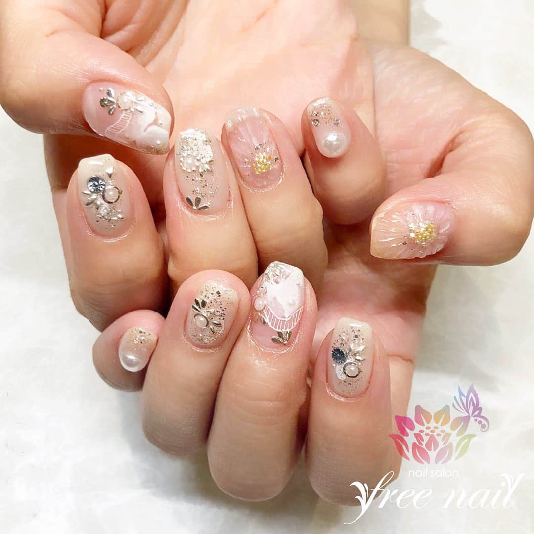 free nail フリーネイルのインスタグラム：「. お客様ネイル💅🏻🌼✨ . クリアネイル💠✨ . 涼しげ透明感🍧✨ . ご来店ありがとうございました🙇🏻‍♀️🙇🏻‍♀️🙇🏻‍♀️💗 . #ネイル #フリーネイル #ネイルアート #ジェルネイル #ネイルサロン #大阪ネイルサロン #ネイルデザイン #ネイルチェンジ #フラワーネイル #3dネイル #スタッズネイル #パールネイル #手書きアート #ラメネイル #クリアネイル #透明感ネイル #デザインネイル #シンプルネイル #トレンドネイル #スクエアネイル #夏ネイル #美甲 #日式美甲 #summernails #nailsart #nailsalon #nailsdid #newnails #newnail #freenail」