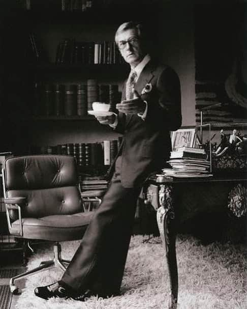 エドワード セクストンさんのインスタグラム写真 - (エドワード セクストンInstagram)「Tea, anyone? Sir Hardy Amies used to visit Edward for his tailoring. Seen here wearing Sexton bespoke in the early ‘80s. . #EdwardSexton #FromTheArchive #SirHardyAmies #Luxury #Designer #StyleIcon #1980sStyle #BespokeTailoring #TheSextonLook」8月15日 15時55分 - edwardsexton