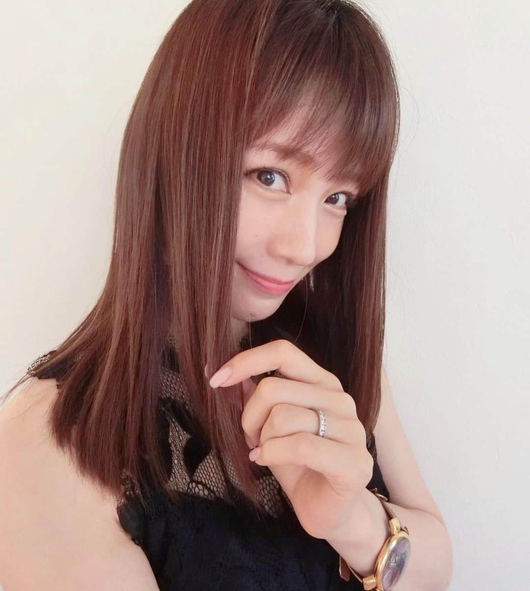 相沢まきさんのインスタグラム写真 - (相沢まきInstagram)「年に1度のストレートパーマ。 かけても傷まないし、しっかり巻けます✨ @jir.nobujiro いつもありがとうございます😊🙏 #ストレートパーマ #髪は女の命」8月15日 15時56分 - maki_aizawa0414