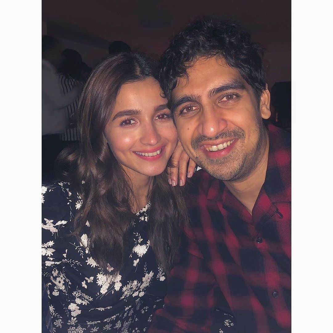 アリア・バットのインスタグラム：「In pizza, we crust 😚 Happy Birthday Wonder Boy 💓🌟」