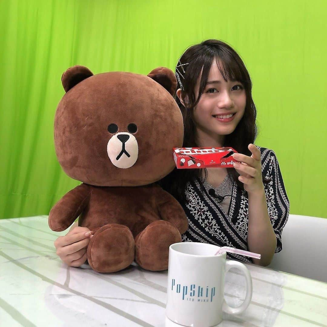 伊藤美来さんのインスタグラム写真 - (伊藤美来Instagram)「昨夜の伊藤美来 LINE LIVE。#2 で美来ちゃんがセレクトしたアイスは「ピノ」。 生放送終わりに食べようとしたラスト1個は、溶けてしまいました。。 次回の放送は8月28日 夜9時から。 お楽しみに！  #伊藤美来 #みくLINE #スーパーピノタイム #みんなで晩ごはん #NC龍神」8月15日 15時57分 - itomiku_official