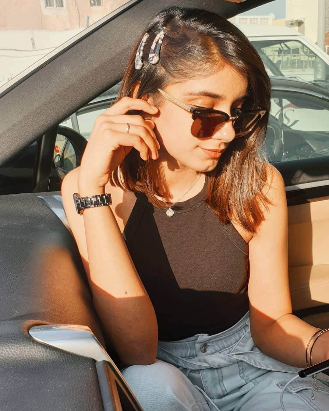 アクセサライズのインスタグラム：「Laden with mottled resin, our four snap clips put a trend-led twist on your everyday hairstyles. Wear them one by one or stacked up for full impact. 🔍 7867334000 📷 amritssingh_ Tap the link in the bio to shop now.  #Accessorize #Accessorizer」