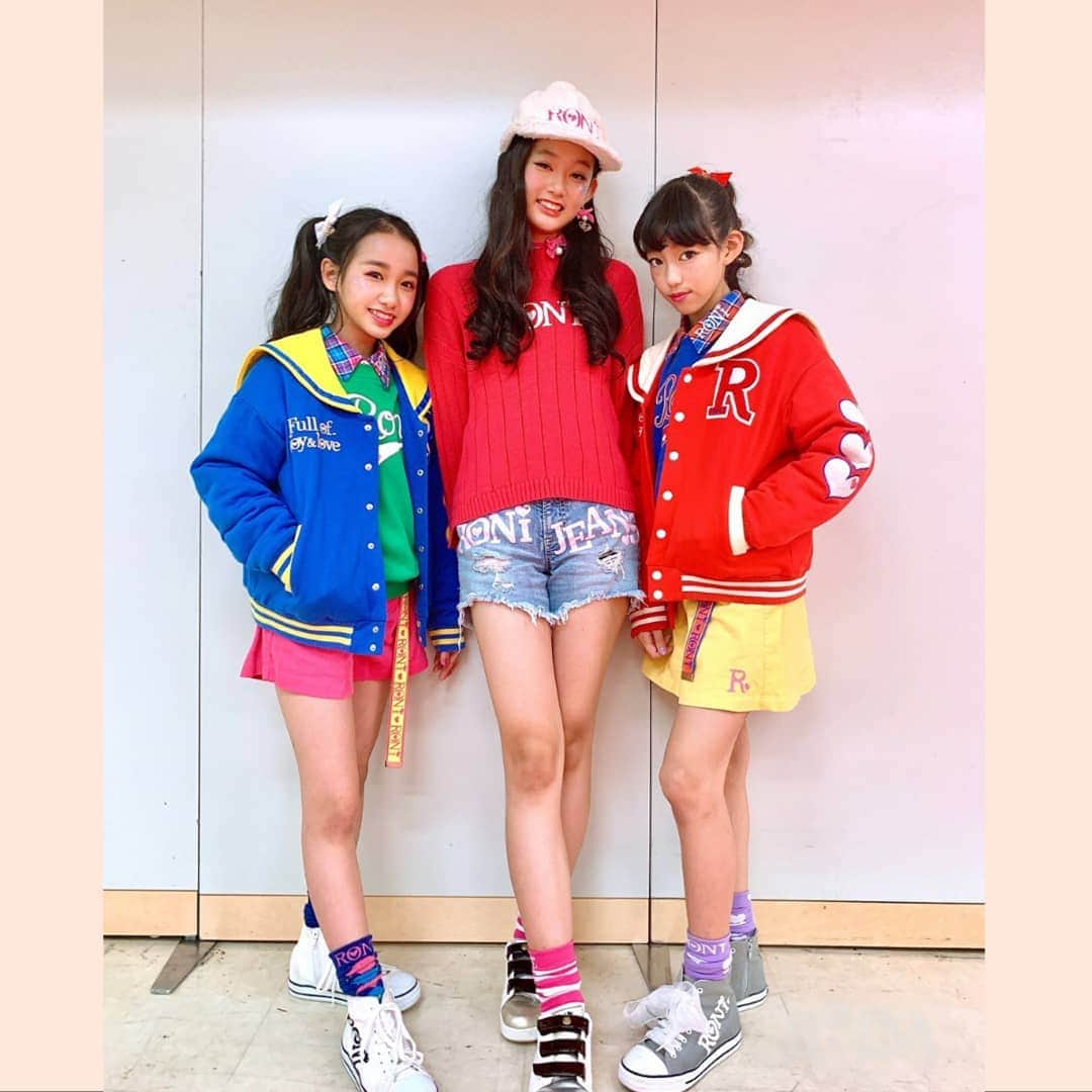 RONI WORLDのインスタグラム：「﻿ 🤩昨日開催した﻿ ニコ☆プチ×京王百貨店﻿﻿ 『夏のキッズミニファッションショー』﻿ に来てくださった皆様ありがとうございます🙇﻿ ﻿﻿ ｢ニコ☆プチ｣モデルのマアヤちゃんは﻿ ハードな印象になりがちなライダースJKをかわいく着こなしてくれていて感動‼️﻿ ﻿ 🧡RONI GIRLS🧡 yunika&﻿﻿hitomi&﻿﻿minto﻿﻿の3名の﻿ RONI 2019-20 Autumn & Winter﻿ COLLECTIONステージはダンスの要素も取り入れて素敵なショーになりました🎵﻿﻿ ﻿ ❇️ステージの様子はSNS配信が出来ない😢ですが…店頭でステージ動画で見れますので…お店に見に来てね☺️﻿ ﻿﻿ ﻿﻿ ﻿ #roni #roni京王百貨店新宿店 #roni新宿店 #ニコプチ #プチモ#ミニファッションショー #kids #kidsfashion #限定商品 #ベルベット #変形リボン #アクセサリー#ronigirls#カタログ#モデル」