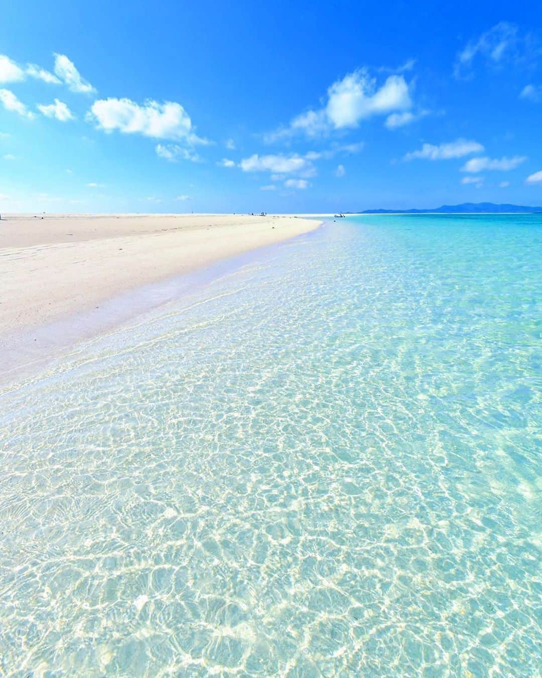 Be.okinawaさんのインスタグラム写真 - (Be.okinawaInstagram)「Immerse into the peaceful atmosphere and soothe your soul at the beautiful beaches on Kume Island. 📷:@kiyotaka_kitajima_photo  #hatenohama #kumeisland #終端之濱 #久米島 #하테노하마 #구메지마 #はての浜 #砂浜 #sandybeach #transparentsea #beokinawa #visitokinawa」8月15日 16時11分 - visitokinawajapan