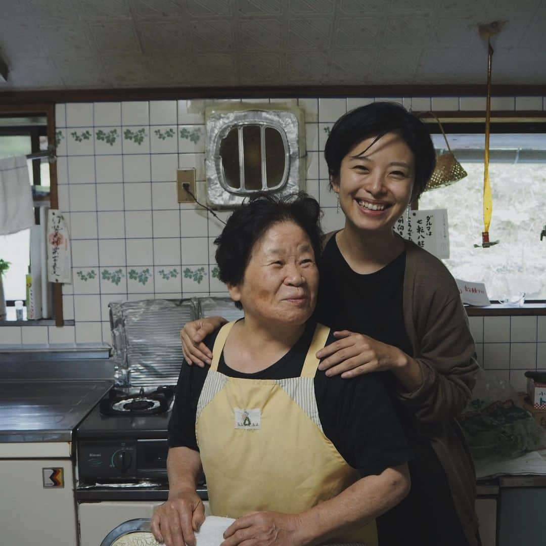 田中菜月さんのインスタグラム写真 - (田中菜月Instagram)「おむすび屋さんが終わると  あー楽しかった！ と言っている私を見て  おつかれさまでした！ ではなく お楽しみさまでした！  と発酵バルテッペンの舟木さんが声をかけてくれる。  澤井おばあちゃんの話をしたり 発酵の話をしたり 友だちが会いにきてくれたり 赤ちゃん抱っこさせてもらったり 新しい出会いがあったり 美味しいって言ってもらたり 舟木さん特製甘酒プリンをもらったり  本当に楽しみまくりました！  また来週の木曜日も 実家のような ゆっくりした時間を 過ごしにきてね。  今日もありがとうござました！  #三軒茶屋 #三軒茶屋ランチ #三軒茶屋ビーガン #発酵 #棚田米 #酵素玄米 #ファスティング #ファスティング準備食 #ファスティング回復食」8月15日 16時17分 - natsuki_hakko