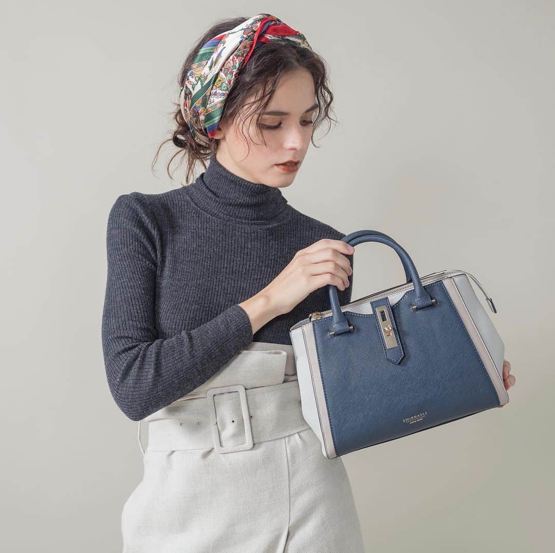 のインスタグラム：「compact size bag . どんなスタイルにも 合わせやすい人気の コンパクトサイズショルダー❤︎ . color Navy/Pink/Gray . #smirnasli #サミールナスリ #Bag #ショルダーバッグ」