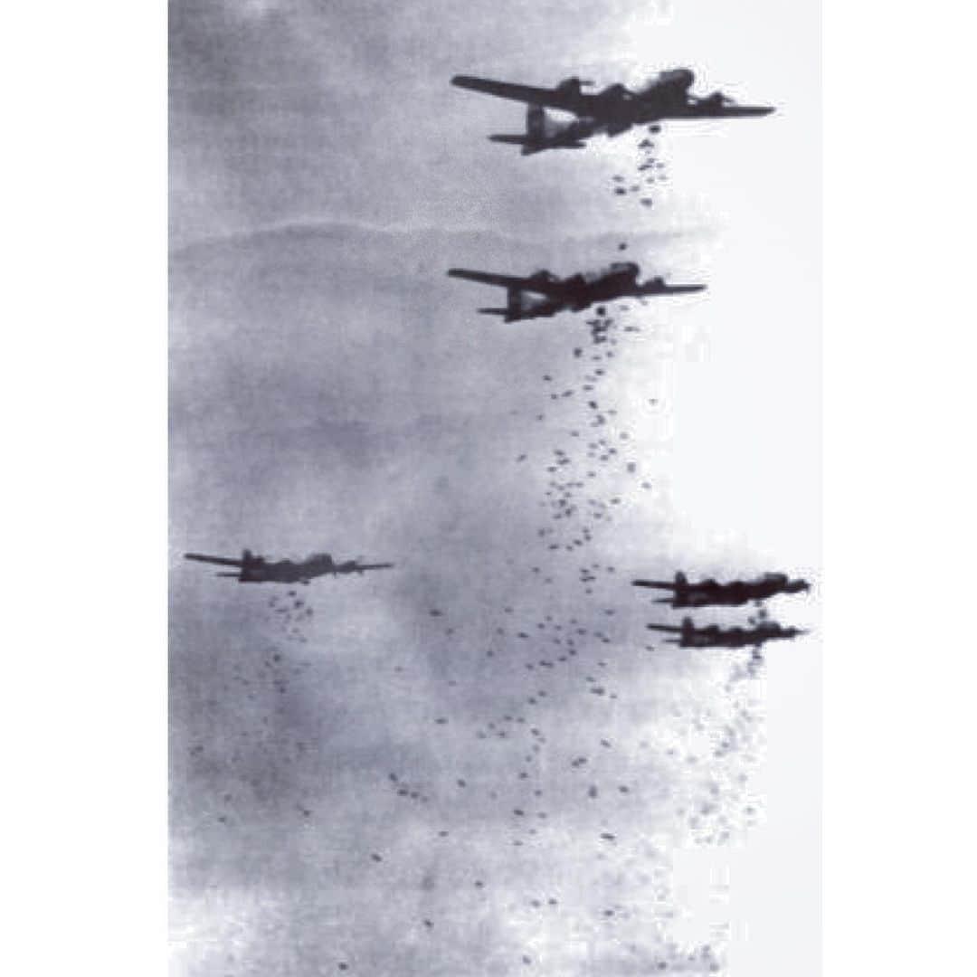 のインスタグラム：「・ #終戦記念日 (日本語は↓) After Atomic bombings of Hiroshima and Nagasaki, The surrender of Imperial Japan was announced by Emperor on August 15th in 1945.  Today is known as the "Memorial Day for the End of the War” in Japan.  In other side of the world, today is known as #VJDay ~ Victory over Japan Day”. I did not know. ・ I question. No one can achieve NOTHING over the WAR but MADNESS and VIOLENCE.  Same as over the #GUNS ・ My Anti-War peace poster “Peace of Shit” was originally published in 2003 when US started to drop the bomb on Afghanistan in the name of "FREEDOM" after 911. The image of flock of doves dropping poops was inspired by B-29 Tokyo Air Raid at WWII.  I translated the message from nature to dumb humans. ・ 8月15日は世界中で「終戦記念日」なのだと、つい先日まで思っており、逆側の国々ではこの日は#VJDay 〜 Victory over Japan Day 「日本に勝った日」と呼ばれているということを知りませんでした。 ・ 果たして戦争に「勝ち」というものが存在するのか、疑問です。 アメリカで日々流れてくる乱射事件のニュース。銃から暴力と狂気以外のなにも生まれないように。 ・ 【 PEACE of SHIT〜戦争なんてクソ喰らえ】 の反戦版画ポスターの絵は、911の後アメリカが「自由」の名の下にアフガニスタンを爆撃し始めた時に描きました。戦車に糞を落っことしている平和の鳩の群れ、実はこの図は東京大空襲のB29爆撃機の写真からヒントを得たのです。争うことを止めないアホな人間への自然界からのメッセージです。 ・ ・  #PeaceOfShit_art #FineArtPrint  #GivePeaceOfShitAChance #戦争なんてクソ喰らえ #東京大空襲 #TokyoAirRaid  #WARisOVER  #GUNisOVER  #EndOfTheWAR  #下條ユリ #YuriShimojo」