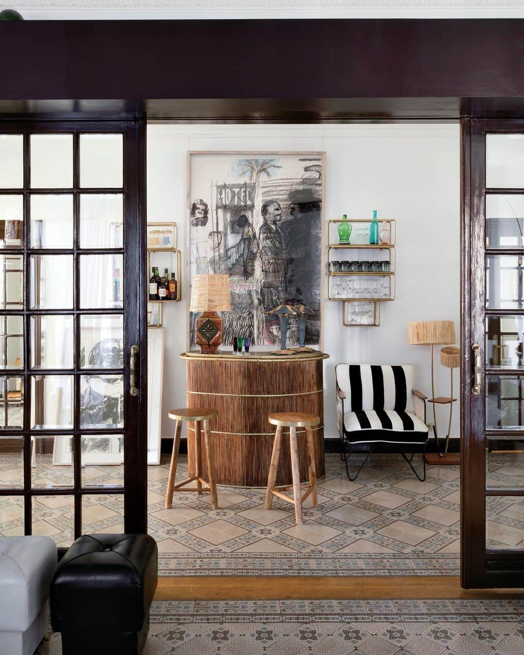 ELLE DECOR JAPANさんのインスタグラム写真 - (ELLE DECOR JAPANInstagram)「Tropical-Chic interior decor with a touch of classical elements- HOMES from the latest issue of our magazine. ・ 60年代のラタン製カウンターに、金色の天板を。モノトーンのストライプチェアは「オノレ(Honoré)」のもの。 storiesのアーカイヴ(HOMES)からより詳しくご覧いただけます✅ ・ ・ ・ photo : Pierrick Verny #elledecor #エルデコ #elledecorjapan  #建築 #デザイン #住まい #homedecor #designlover #homes #instahome #roomclip #インテリア #おしゃれな家 #家具 #livingroom #livingroomdecor #デザイン夏旅 #世界の住みたい家」8月15日 16時31分 - elledecorjapan