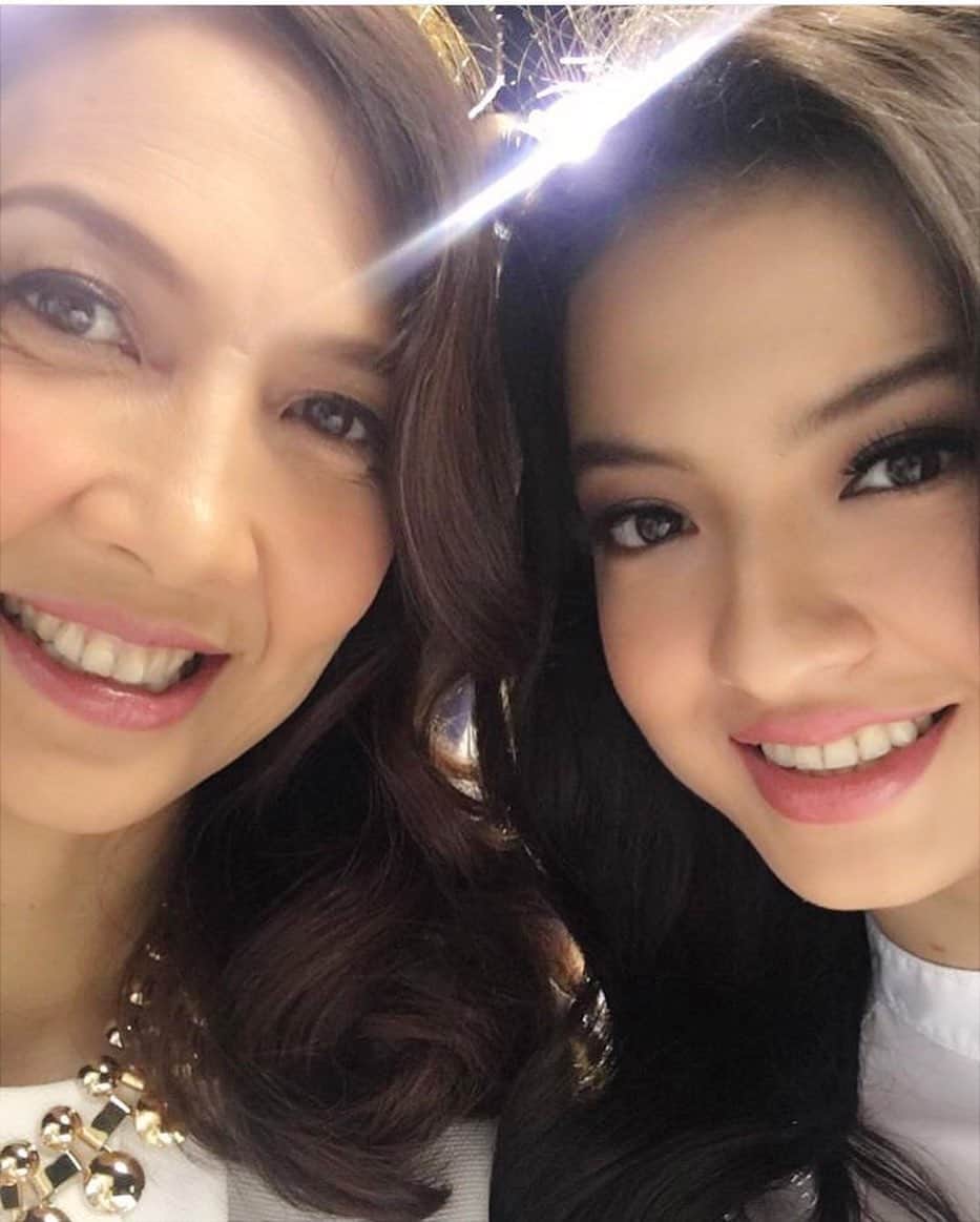 ラライン・シャーのインスタグラム：「Always my mother; forever my friend.🌹#rindu」
