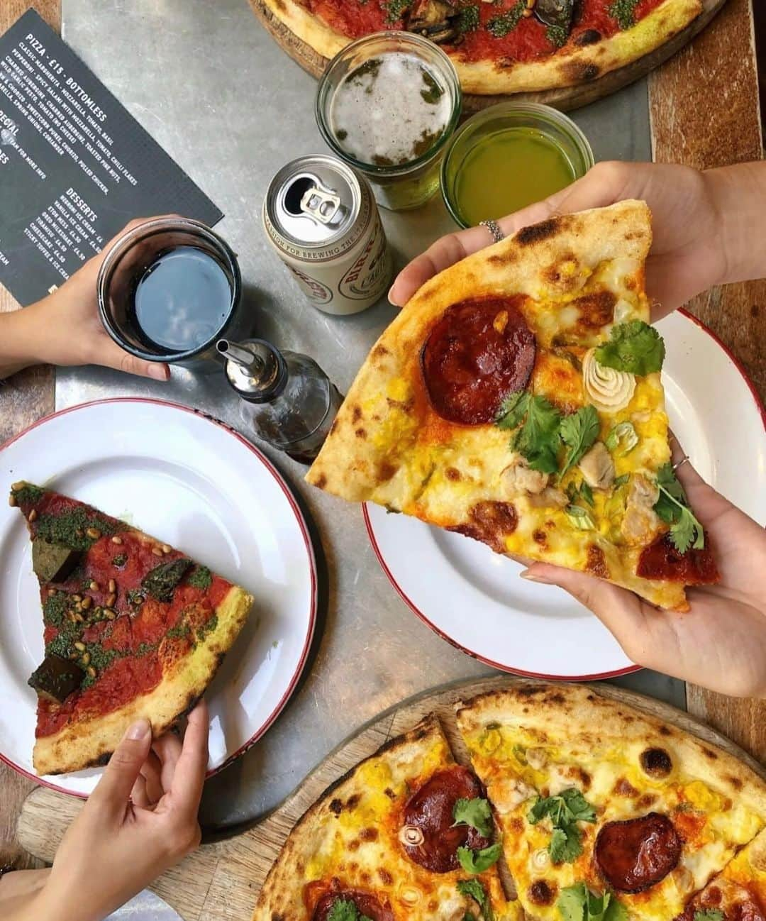 ゴードン・ラムゼイさんのインスタグラム写真 - (ゴードン・ラムゼイInstagram)「Slice one @gordonramsaystreetpizza !!」8月15日 16時34分 - gordongram