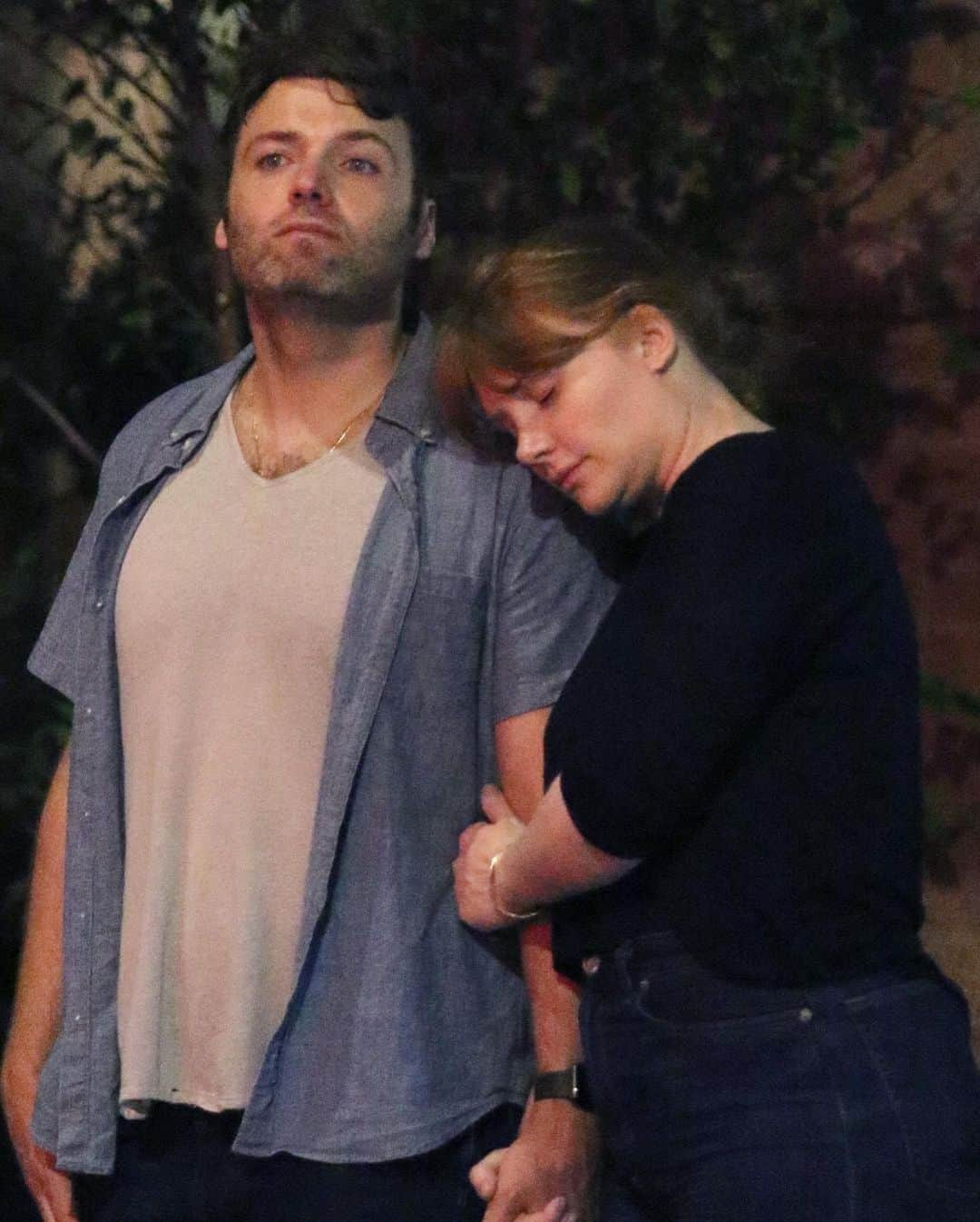 Just Jaredさんのインスタグラム写真 - (Just JaredInstagram)「@brycedhoward & husband Seth Gabel keep close during a rare date night! #BryceDallasHoward #SethGabel Photos: Backgrid」8月15日 16時35分 - justjared