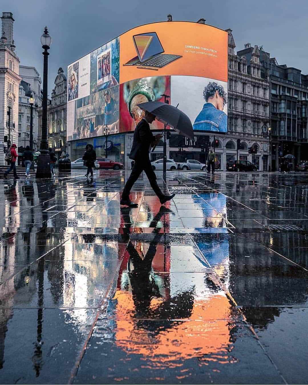 @LONDON | TAG #THISISLONDONさんのインスタグラム写真 - (@LONDON | TAG #THISISLONDONInstagram)「Epic work from @tmnikonian who has turned the black skies into a thing of beauty! ☔️😍 // #thisislondon #london #piccadilly #piccadillycircus #londonlife #rainraingoaway 🇬🇧❤️🇬🇧」8月15日 16時39分 - london
