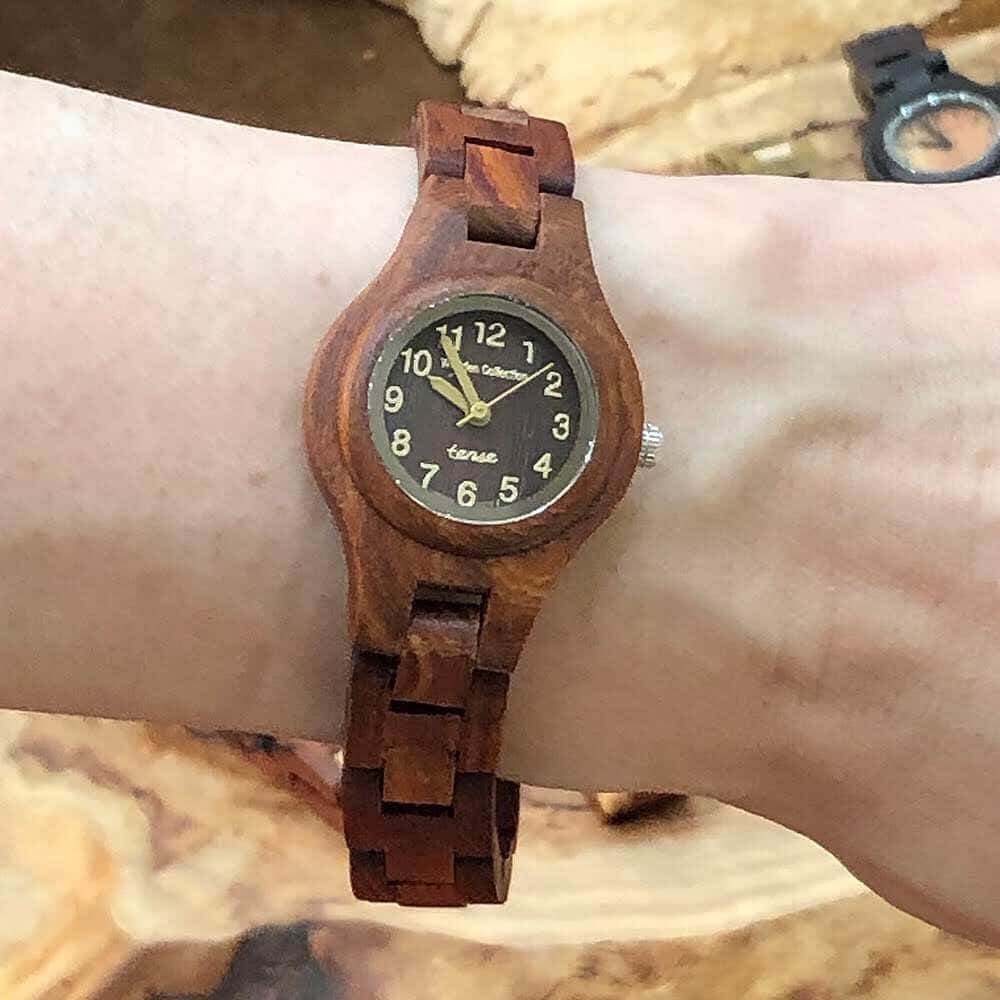 daimarusapporoさんのインスタグラム写真 - (daimarusapporoInstagram)「【〈TENSE(テンス)〉の木製腕時計⌚️】 . ただいま1階 特設会場で開催中です。 会場では、木製の腕時計を販売しています🕰 . テンスの腕時計は世界より厳選された希少な天然木をカナダ・バンクーバーの工房にて一点一点熟練職人が丁寧にハンドメイドで作っています🇨🇦 . 使われている木は、オリーブウッド、ウォルナット(クルミ)、ダークサンダルウッド、 グリーンサンダルウッド、インレイサンダルウッドなどなど✨ . グリーンやブラック、色々な色が混ざったものなど時計の色は自然の木の色だそうです✨ . 使い込むほどに木の艶感が増し、経年変化を楽しめますよ❤️ . 店頭には約450モデルが勢ぞろい！ 時計はとても軽い着け感です。 . 8/20(火)まで開催しておりますのでぜひ、店頭でご覧下さい😊 . #テンス #TENSE #時計 #腕時計 #木製 #木製腕時計 #大丸札幌」8月15日 16時40分 - daimarusapporo