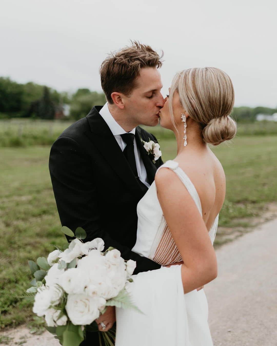 Pronoviasさんのインスタグラム写真 - (PronoviasInstagram)「Congratulations to the couple! Kelsey chose the Eol Dress and she couldn't look more elegant. #PronoviasBrides Photo: @robin_sassi」8月15日 16時42分 - pronovias